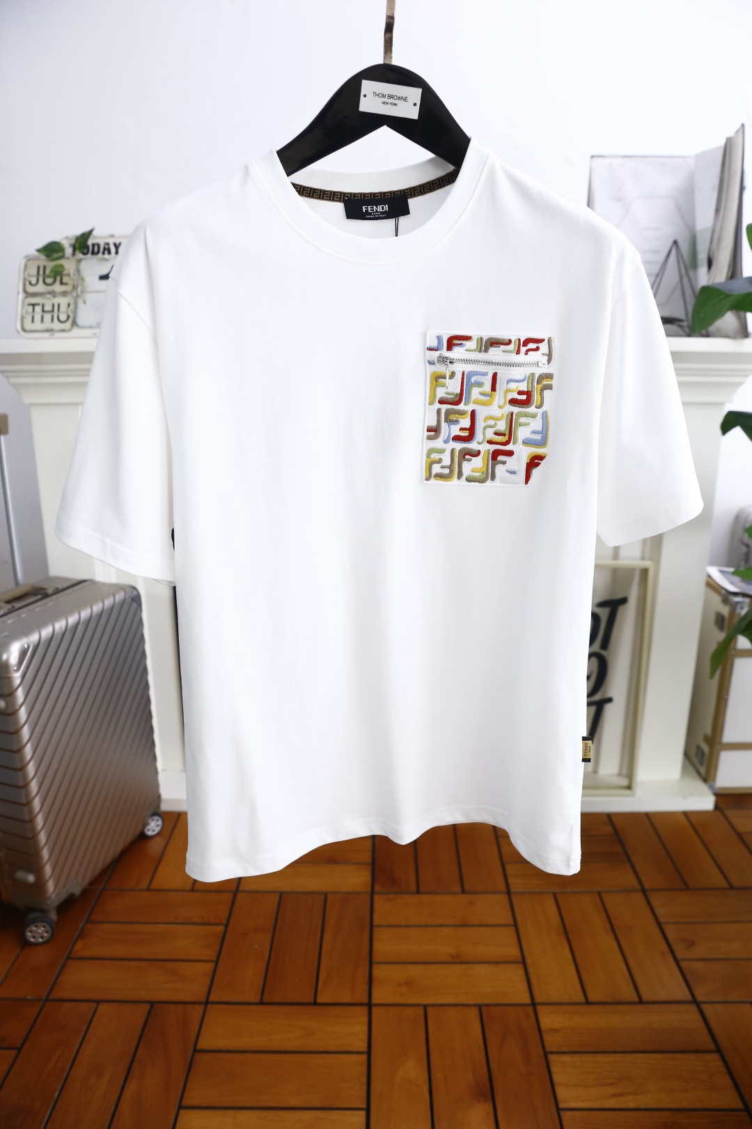 NO:460027,Fendi/Fe*di. New summer products!  Fashionable men's round neck short sleeves, luxurious classic brand logo design, comfortable and breathable cotton fabric!  It is very high-end and understandable. It must be purchased!  The style and tailoring are slim styles, which are very exquisite, showing aura and highlighting the exquisiteness of business men. This is the unique feature, the right slim fit, and the upper body effect is very good!  Counter size 48-56, shipped the next day!  ,fendi,T-shirt,alexander wang19860909芬迪/Fe*di. 夏季新品！时尚男士圆领短袖胸前奢华经典品牌logo设计,采用舒适透气棉面料！非常显档次懂货的必须入！版型剪裁属于修身款 非常精致,显气场,又会凸显商务男士的精致,这就是独到之处,恰到好处的修身,上身效果非常赞！专柜尺码48-56,隔天出货！,,fendi,T-shirt,alexander wang,Men's clothing