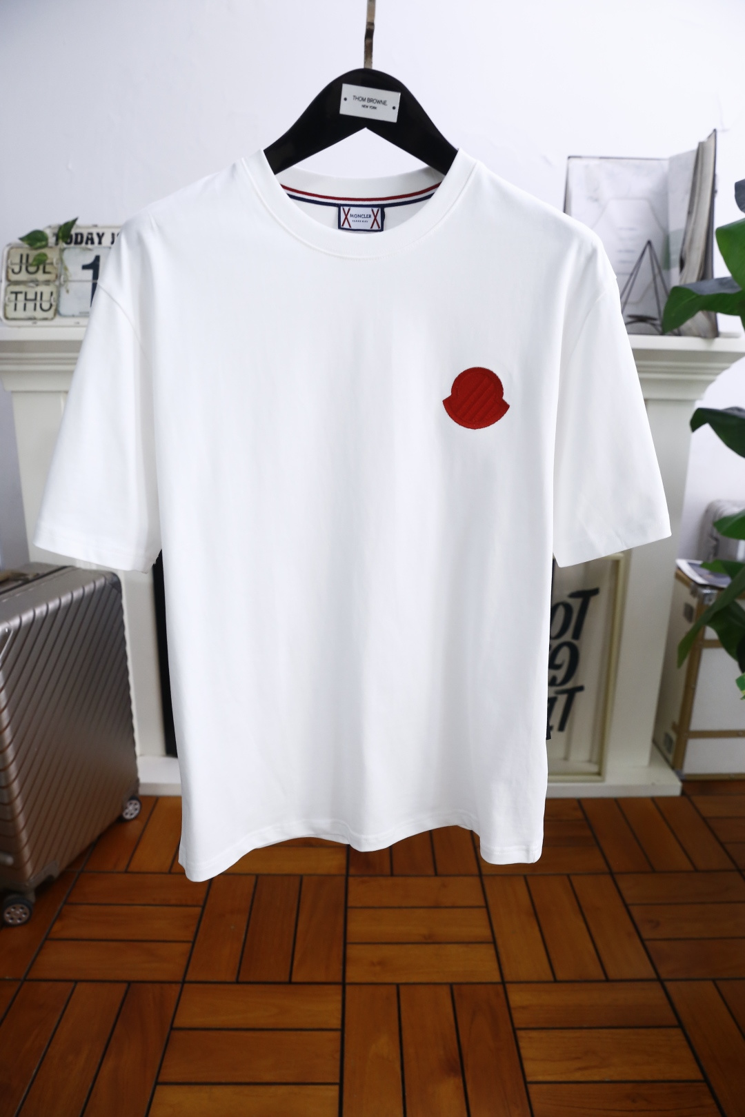 NO:460037,Mon*ler. New summer style!  Fashion original single men's round neck short sleeve luxury classic brand original LOGO design!  High-end customization, high-version, fashionable and versatile!  The European cotton fabric is made of comfortable and customized, and it feels super soft and delicate, and it is comfortable to wear. It is high-end boutique. The fine OEM factory makes it very good. It is a must-have item for men!  Size M-3XL, shipped the next day!  , Moncler, T-shirt, alexander wang19860909蒙口/Mon*ler. 夏季新款！时尚原单男士圆领短袖奢华经典品牌原版LOGO设计！高端定制 高版本 时尚百搭爆款！采用舒适定制欧洲棉面料手感超柔软细腻 穿着亲肤舒适 高端精品 代工厂精细做上身非常赞 男士必备单品！尺码M-3XL,隔天出货！,,Moncler,T-shirt,alexander wang,Men's clothing