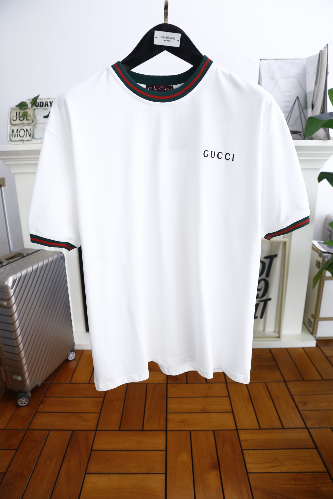 NO:460018,Gucci/Gu*ci. New summer original single men's casual round neck short-sleeved T-shirt!  Luxurious classic brand original letter LOGO design!  High-end customization, high-version, fashionable and versatile!  It is made of comfortable and breathable cotton fabric, which feels super soft and delicate, and is comfortable to wear. High-end boutique. The fine OEM factory makes it very good. Men's must-have items. Complete three standards!  Size XS-L, shipped the next day!  ,gucci,T-shirt,tees,t-shirt,alexander wang19860909古驰/Gu*ci. 夏季新款原单男士休闲圆领短袖T恤！奢华经典品牌原版字母LOGO设计！高端定制 高版本 时尚百搭爆款！采用舒适透气棉面料手感超柔软细腻 穿着亲肤舒适 高端精品 代工厂精细做上身非常赞 男士必备单品 三标齐全！尺码XS-L,隔天出货！,,gucci,T-shirt,tees，t-shirt,alexander wang,Men's clothing