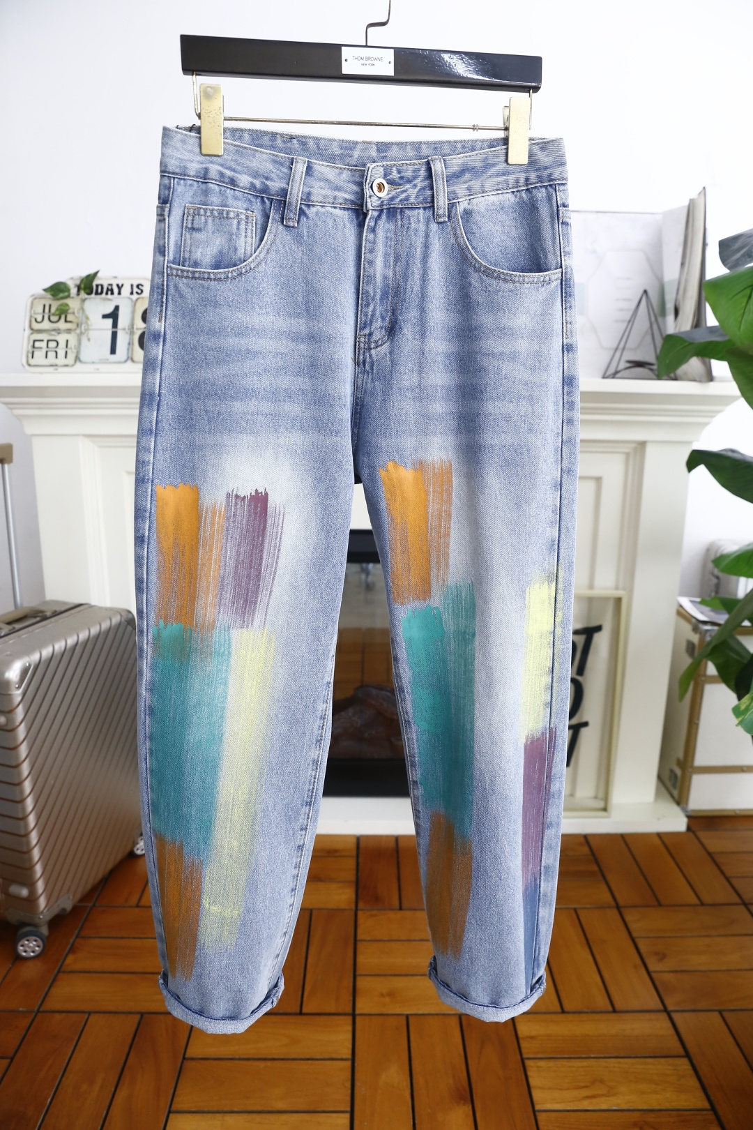 NO:459976,Gucci/Gu*ci. 25 summer new brand loose original single men's versatile jeans luxury brand original LOGO matching!  The role of ace hits every season is like a classic signature textbook!  A pair of pants with a very aesthetic tone, dominated by fabric and quality, continues the essence of normal design, with label elements perfectly embedded, which is a distinctive feature of identity and is quite distinctive!  Customer-supplied top-quality washing buffet fabrics, the fabric has first-class texture, slightly elastic, excellent scratchiness and boneiness, and the capable and neat cut, and the upper body effect is excellent!  A must-have artifact for trendy men!  Counter size 30-36, no 35!  Shipping the next day!  ,gucci,jeans,alexander wang19860909古驰/Gu*ci. 25夏季新品潮牌宽松原单男士百搭牛仔裤奢华品牌原版LOGO搭配！每一季的王牌级爆款担当,俨然属于经典招牌教科书般存在！极具美学基调的一款裤子,以面料和品质为主导,延续了常态化的设计精髓,标签化元素完美嵌入,属于身份的特色彰显,辨识度颇为鲜明！客供进口顶级洗水牛仔面料,面料质地一流,略带弹力,挺刮度与筋骨感极好,干练利落的裁剪,上身效果极好！潮男必备神器！专柜尺码30-36,无35！隔天出货！,,gucci,jeans,alexander wang,Men's clothing