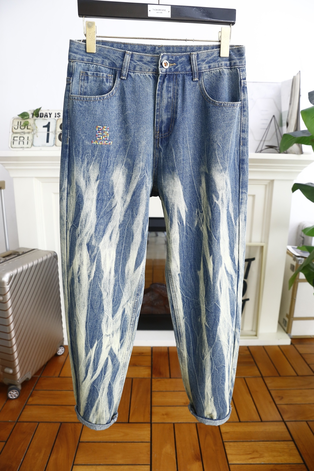 NO:459969,Given*hy. 25 summer new brand loose original single men's versatile jeans luxury brand original LOGO matching!  The role of ace hits every season is like a classic signature textbook!  A pair of pants with a very aesthetic tone, dominated by fabric and quality, continues the essence of normal design, with label elements perfectly embedded, which is a distinctive feature of identity and is quite distinctive!  Customer-supplied top-quality washing buffet fabrics, the fabric has first-class texture, slightly elastic, excellent scratchiness and boneiness, and the capable and neat cut, and the upper body effect is excellent!  A must-have artifact for trendy men!  Counter size 29-38, no 35/37!  Shipping the next day!  , given , given , given , given , given , jeans , alexander wang19860909纪梵希/Given*hy. 25夏季新品潮牌宽松原单男士百搭牛仔裤奢华品牌原版LOGO搭配！每一季的王牌级爆款担当,俨然属于经典招牌教科书般存在！极具美学基调的一款裤子,以面料和品质为主导,延续了常态化的设计精髓,标签化元素完美嵌入,属于身份的特色彰显,辨识度颇为鲜明！客供进口顶级洗水牛仔面料,面料质地一流,略带弹力,挺刮度与筋骨感极好,干练利落的裁剪,上身效果极好！潮男必备神器！专柜尺码29-38,无35/37！隔天出货！,,givenchy,givenchy,jeans,alexander wang,Men's clothing