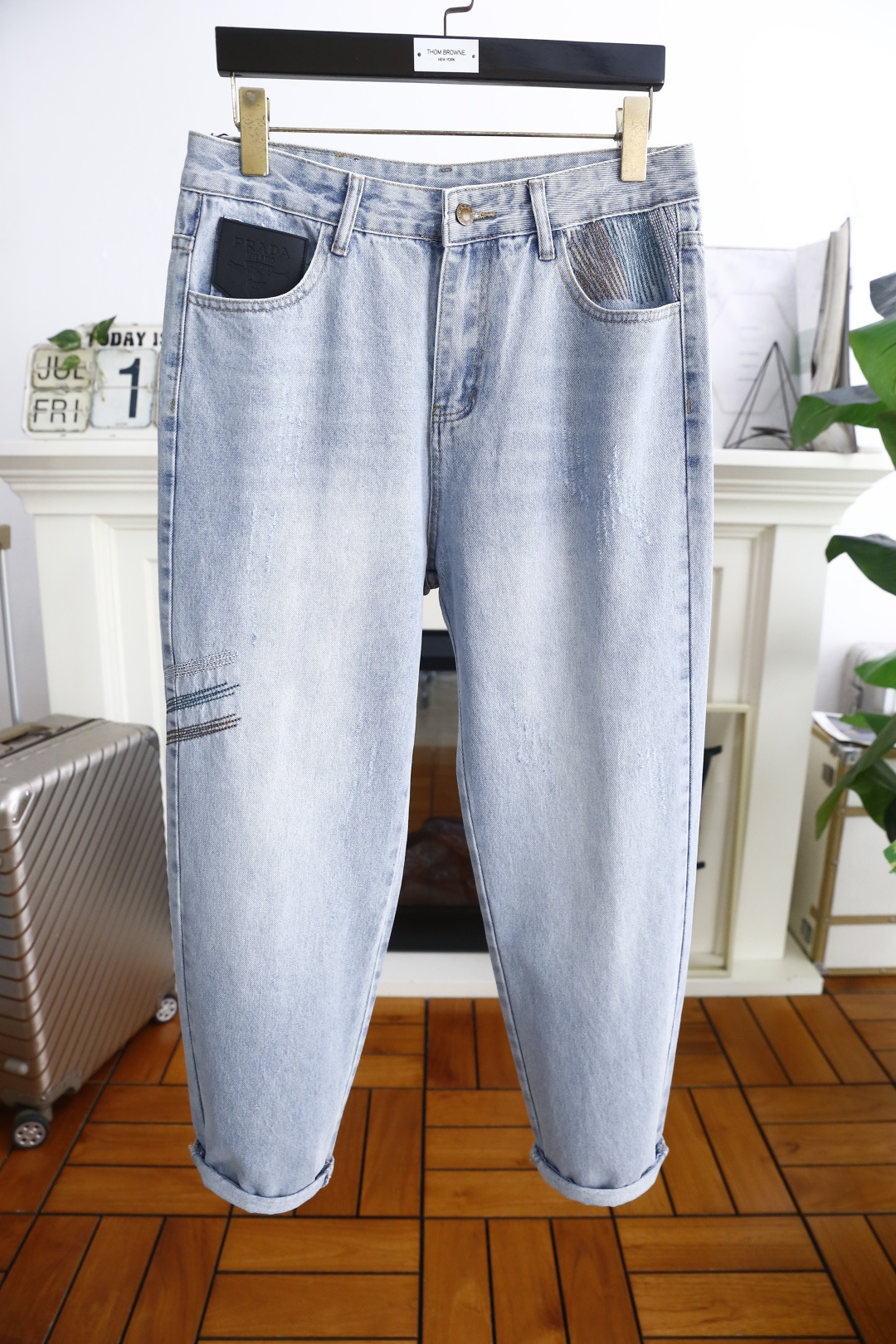 NO:459982,Gucci/Gu*ci. New summer original single high-end loose jeans!  Luxury classic brand letter LOGO accessories, hot-selling models for the counter, very comfortable to wear, low-key and luxurious, very classy when worn, no need to say much about the trouser style and cutting. The upper body is exquisite and vivid, high-end and top-grade material. The selection of real palace-grade denim. High-end top-washed denim fabric, excellent quality, and heavy washing makes the pants very soft!  Not picky about people, the upper body is absolutely stylish and extremely luxurious. Counter size 29-38, no 35/37!  Shipping the next day!  ,gucci,jeans,alexander wang19860909古驰/Gu*ci. 夏季新品原单高端宽松牛仔裤！奢华经典品牌字母LOGO配饰 专柜热销款 身穿着非常舒适 低调不失奢华 穿出去非常有档次 裤型款式和裁剪亦无需多言 上身精致跃然高档一等一顶级质料 真正殿堂级的牛仔布选用 高档顶级洗水牛仔面料,品质卓然,经过重水洗使得裤子很柔软！不挑人 上身绝对的有型 极度奢华. 专柜尺码 29-38,无35/37！隔天出货！,,gucci,jeans,alexander wang,Men's clothing