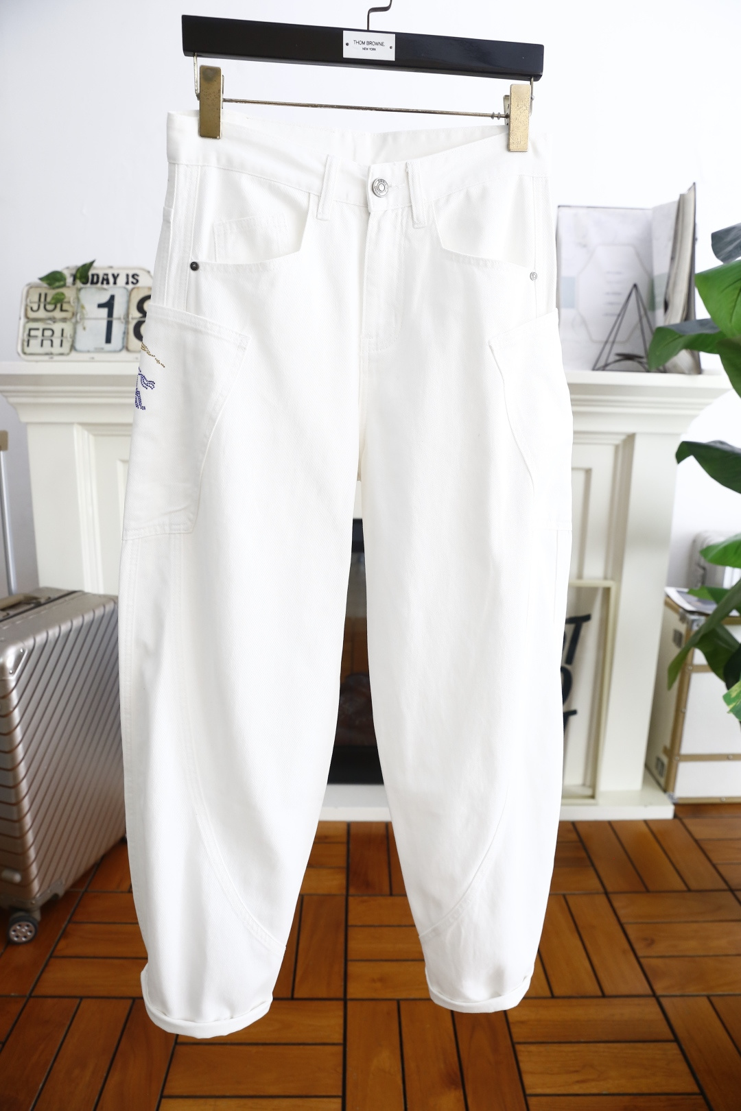 NO:459991,Burpberry/Bur*erry. 25 new summer high-end men's casual jeans!  Luxury classic brand Zhanma LOGO accessories, hot-selling models for overseas counters, very comfortable to wear, low-key and luxurious, very classy when worn, no need to say much about the trouser style and cutting, the upper body is exquisite and vivid, high-end and top-grade material, truly palace-grade denim selection, comfortable custom cotton fabric, excellent quality, heavy washing makes the pants very soft!  Not picky about people, the upper body is absolutely stylish and extremely luxurious. Counter size 29-38, no 35/37!  Shipping the next day!  ,burberry,burberry,jeans,alexander wang19860909巴宝丽/Bur*erry. 25夏季新品高端男士休闲牛仔裤！奢华经典品牌战马LOGO配饰 海外专柜热销款 身穿着非常舒适 低调不失奢华 穿出去非常有档次 裤型款式和裁剪亦无需多言 上身精致跃然高档一等一顶级质料 真正殿堂级的牛仔布选用 采用舒适定制棉面料,品质卓然,经过重水洗使得裤子很柔软！不挑人 上身绝对的有型 极度奢华. 专柜尺码 29-38,无35/37！隔天出货！,,burberry,burberry,jeans,alexander wang,Men's clothing