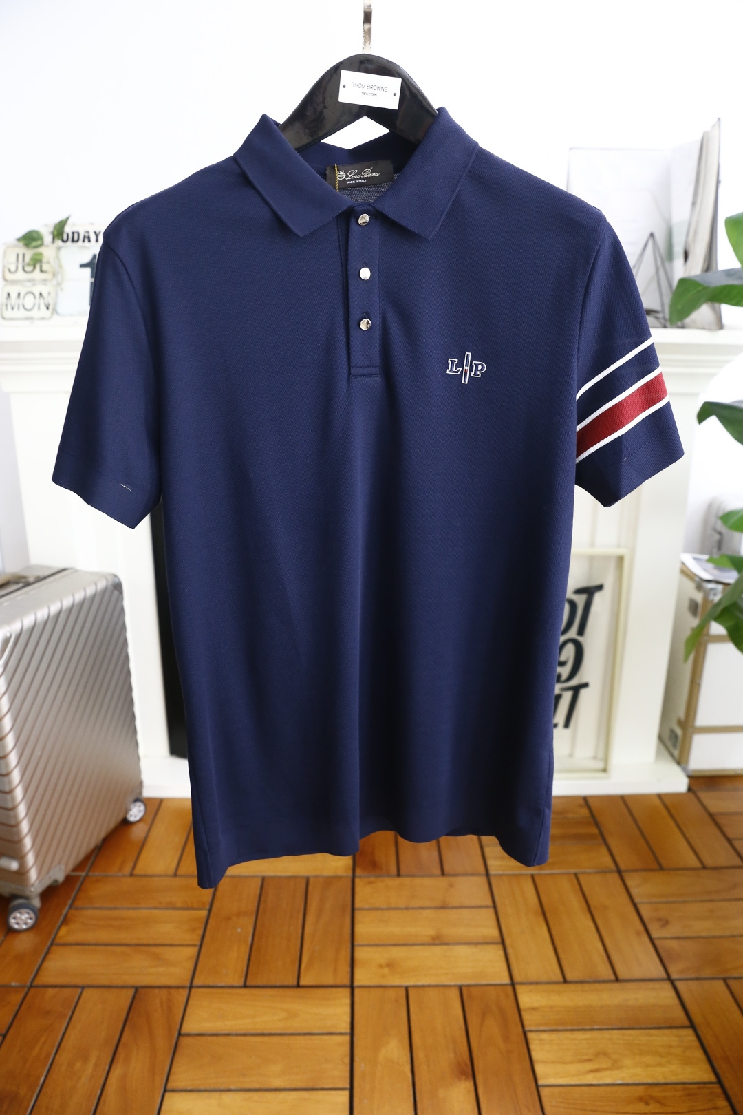 NO:462849,LP. 25 summer new product men's lapel polo shirt with stylish exquisite three-button design!  Brand letter LOGO design on chest!  Anyone can easily control it with high-end, comfortable and breathable fabric!  Luxury classic brand element design, very high-end and must-have if you understand the goods!  The style and tailoring are slim styles, which are very exquisite, showing aura and highlighting the exquisiteness of business men. This is the unique feature, the right slim fit, and the upper body effect is very good!  Counter size M-3XL, shipped the next day!  loro piana alexander wang19860909LP. 25夏季新品男士翻领polo衫时尚精致三扣设计！胸前品牌字母LOGO设计！任何人都可以轻松驾驭 采用高档舒适透气面料！奢华经典品牌元素设计,非常显档次懂货的必须入！版型剪裁属于修身款 非常精致,显气场,又会凸显商务男士的精致,这就是独到之处,恰到好处的修身,上身效果非常赞！专柜尺码M-3XL,隔天出货！,,loro piana,alexander wang,Men's clothing