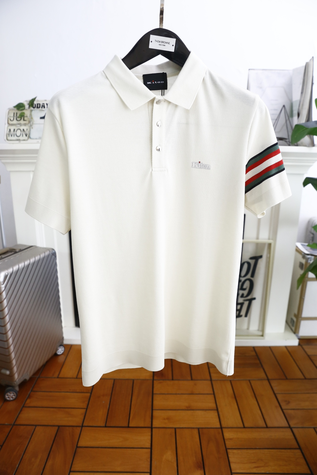 NO:462852,Kiton. New product for summer 2025!  Classic fashion lapel polo short-sleeved fashion item design, more fashionable and comfortable, high-standard customization, very stylish on the upper body, luxury brand classic letter LOGO pattern customer-supplied auxiliary materials, imported high-end comfortable breathable fabric with very delicate texture, exquisite and exquisite detailing and exquisite accessories, all supplied by foreign merchants, a very high shaping item, can be matched with any fashion, the style is super good, a must-have item for trendy men!  Complete three standards!  Counter size: 48-56, shipped the next day!  ,T-shirt,alexander wang19860909kiton. 2025夏季新品！经典时尚翻领polo短袖时尚单品设计,更加时尚舒适,高标准定制,上身非常有型,奢华品牌经典字母LOGO图案 客供辅料,采用进口高档舒适透气面料质感非常细腻,细节工艺精湛考究,辅料皆为外商客供,塑造性极高的一款单品,任何时装都可以搭配,版型超级好 潮男必备单品！三标齐全！专柜尺码:48-56,隔天出货！,,T-shirt,alexander wang,Men's clothing