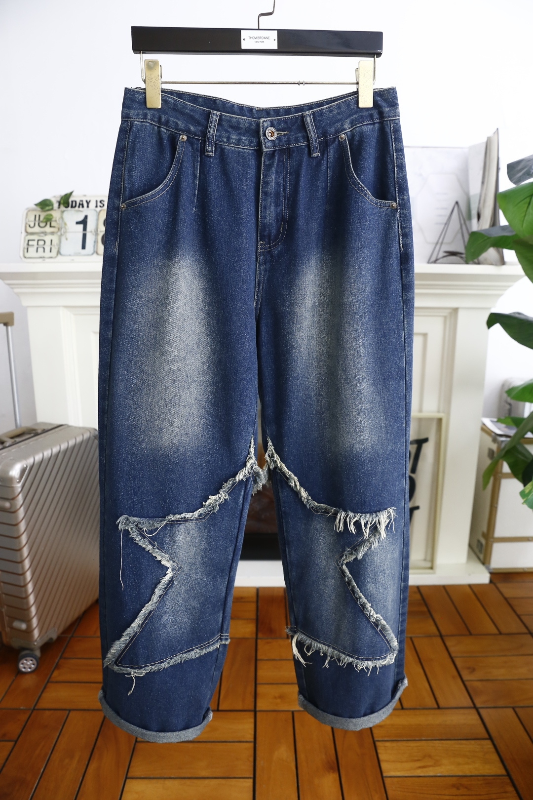 NO:462836,Armani/Ar*ani. 2025 summer new product original single high-end loose jeans!  Luxury classic brand Feiying LOGO accessories, hot-selling models in the counter, very comfortable to wear, low-key and luxurious, very classy when worn, no need to say much about the trouser style and cutting. The upper body is exquisite and vivid, high-end and top-grade material. The selection of real palace-grade denim. High-end top-washed denim fabric, excellent quality, and heavy washing makes the pants very soft!  Not picky about people, the upper body is absolutely stylish and extremely luxurious. Counter size 29-38, no 35/37!  Shipping the next day!  ,armani,jeans,alexander wang19860909阿玛尼/Ar*ani. 2025夏季新品原单高端宽松牛仔裤！奢华经典品牌飞鹰LOGO配饰 专柜热销款 身穿着非常舒适 低调不失奢华 穿出去非常有档次 裤型款式和裁剪亦无需多言 上身精致跃然高档一等一顶级质料 真正殿堂级的牛仔布选用 高档顶级洗水牛仔面料,品质卓然,经过重水洗使得裤子很柔软！不挑人 上身绝对的有型 极度奢华. 专柜尺码 29-38,无35/37！隔天出货！,,armani,jeans,alexander wang,Men's clothing