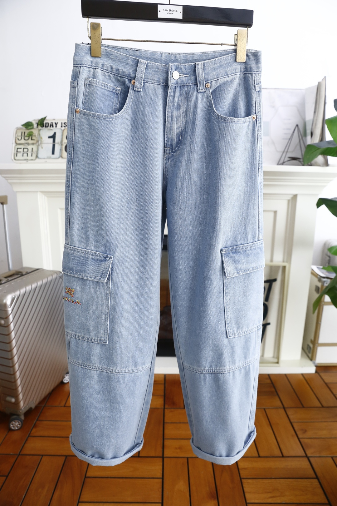 NO:462769,Balenci*ga. 2025 summer new product original single high-end loose light color jeans!  Luxury classic brand letter LOGO accessories, large pocket design on both sides, hot-selling models, very comfortable to wear, low-key and luxurious, very classy when worn, no need to say much about the trouser style and cutting, the upper body is exquisite and vivid, high-end and top-grade material, the selection of real palace-grade denim, high-end top-washed denim fabric, excellent quality, heavy washing makes the pants very soft!  Not picky about people, the upper body is absolutely stylish and extremely luxurious. Counter size 29-38, no 35/37!  Shipping the next day!  ,balenciaga,balenciaga,jeans,alexander wang19860909巴黎世家/Balenci*ga. 2025夏季新品原单高端宽松浅色牛仔裤！奢华经典品牌字母LOGO配饰 两侧大口袋设计专柜热销款 身穿着非常舒适 低调不失奢华 穿出去非常有档次 裤型款式和裁剪亦无需多言 上身精致跃然高档一等一顶级质料 真正殿堂级的牛仔布选用 高档顶级洗水牛仔面料,品质卓然,经过重水洗使得裤子很柔软！不挑人 上身绝对的有型 极度奢华. 专柜尺码 29-38,无35/37！隔天出货！,,balenciaga,balenciaga,jeans,alexander wang,Men's clothing