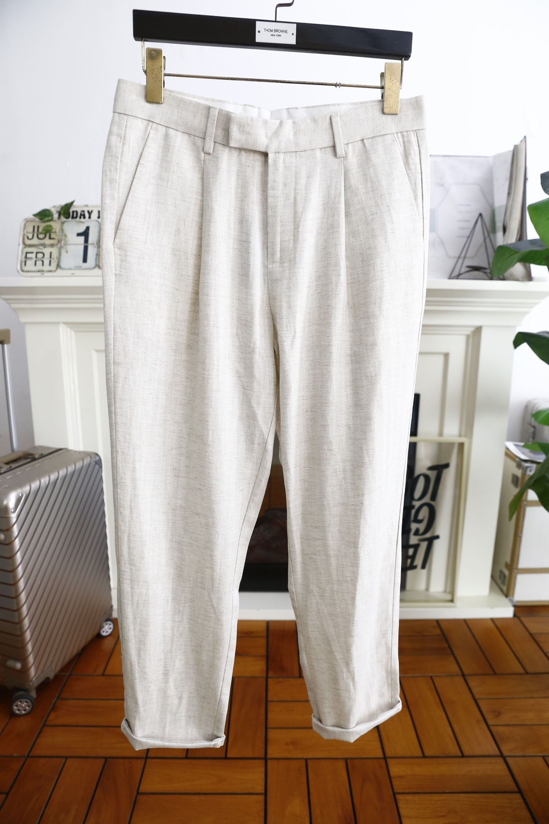 NO:462820,LP. 25 new summer fashion men's casual pants!  It uses imported high-end cotton and linen fabrics, with a luxurious brand classic element design. The upper body is casual, comfortable, versatile and unrestrained!  The same product for overseas European counters, the upper body is casual and sports, and it looks fashionable, very low-key and luxurious!  The stitching of the turner is delicate and strong!  Perfect three-dimensional tailoring, highly recommend buying the product!  Counter size 30-40, no 35/37!  Shipping the next day!  loro piana alexander wang19860909LP. 25夏季新品时尚男士休闲裤！采用进口高档顶级棉麻面料,奢华品牌经典元素设计 上身随意舒服百搭无束缚感！海外欧洲专柜同品,上身休闲运动显时尚,很低调且不失奢华品味！车工缝线细致而强悍！完美立体剪裁,强烈推荐购入货色！专柜尺码30-40,无35/37！隔天出货！,,loro piana,alexander wang,Men's clothing