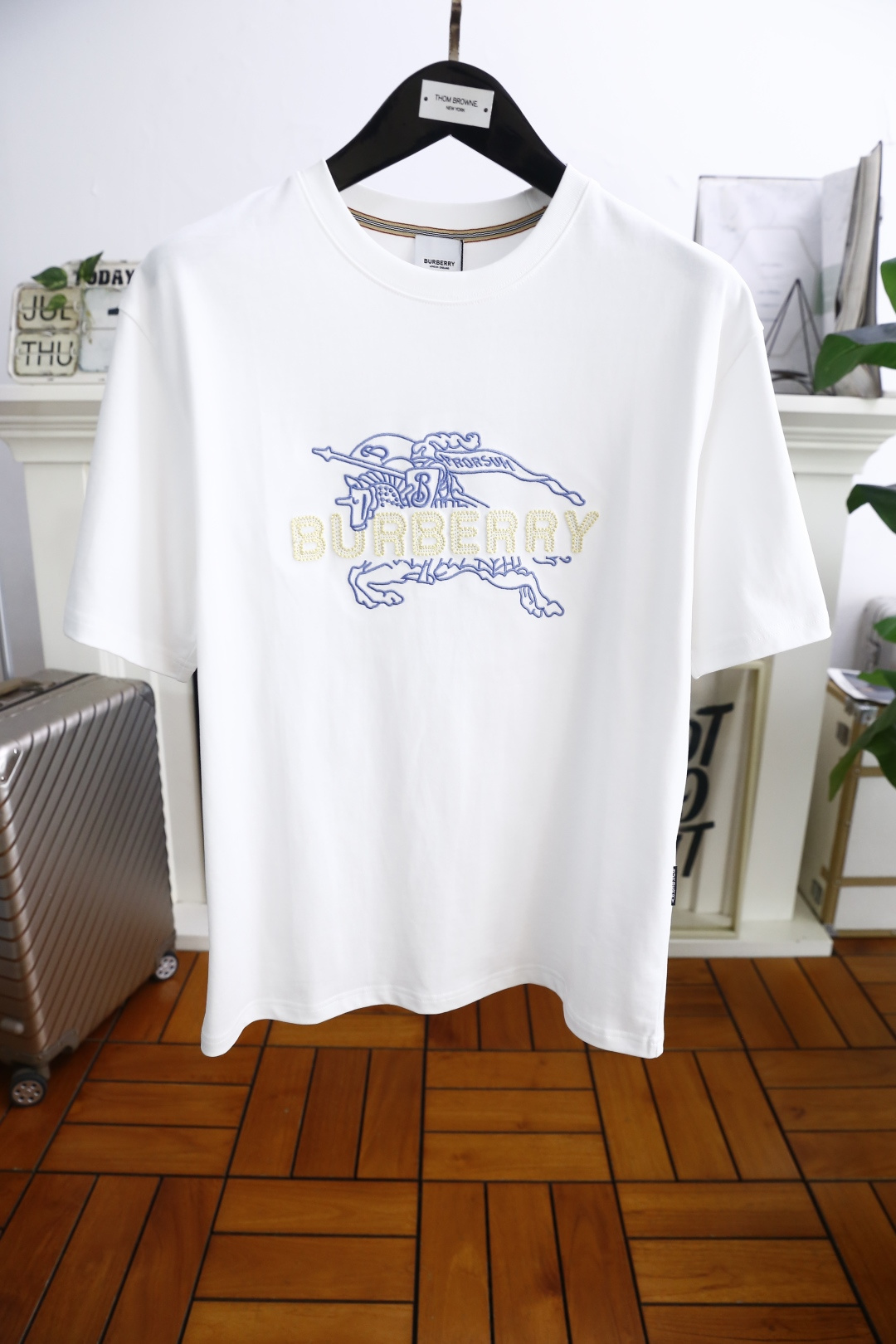 NO:462821,Burberry/Burbe*ry. 25Bur summer new product men's round neck short sleeve classic round neck design!  The luxury and classic brand LOGO logo on your chest can be appreciated by the youthful and fashionable feeling brought by this design!  The overall style is fashionable and trendy, using comfortable and breathable cotton fabric, soft, skin-friendly and breathable, and has a very crisp and drooping feeling. The upper body is fashionable and fashionable, and it is a must-have item in summer!  Complete three standards!  Counter size M-3XL, shipped the next day!  ,burberry,burberry,T-shirt,alexander wang19860909巴宝丽/Burbe*ry. 25Bur夏季新品男士圆领短袖经典圆领设计！胸前奢华经典品牌LOGO标识标注上身就能体会这款设计带来的年轻与时尚感！整体时尚而有潮流,采用舒适透气棉面料 柔软亲肤透气 ,又有很好的挺括 垂感 上身时尚潮流色系,夏季必备单品！三标齐全！专柜尺码M-3XL,隔天出货！,,burberry,burberry,T-shirt,alexander wang,Men's clothing