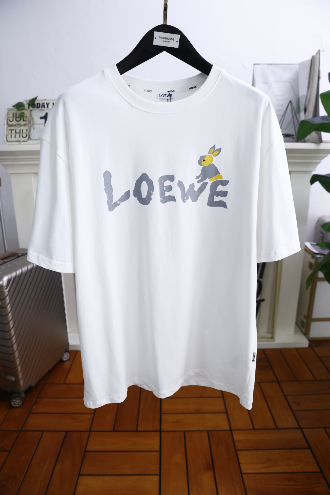 NO:462813,Luo Yiwei. The 2025 summer new product of men's round neck short sleeves, luxury brand letters LOGO logo on the chest, you can appreciate the youthfulness and fashion sense brought by this design!  The overall style is fashionable and trendy, using comfortable and breathable cotton fabric, soft, skin-friendly and breathable, and has a very crisp and crisp drooping feeling. The upper body is fashionable and fashionable colors, a must-have item for trendy men!  Complete three standards!  Counter size M-3XL, shipped the next day!  ,loewe,T-shirt,alexander wang19860909罗意威. 2025夏季新品男士圆领短袖胸前奢华品牌字母LOGO标识标注上身就能体会这款设计带来的年轻与时尚感！整体时尚而有潮流,采用舒适透气棉面料 柔软亲肤透气 ,又有很好的挺括 垂感 上身时尚潮流色系,潮男必备单品！三标齐全！专柜尺码M-3XL,隔天出货！,,loewe,T-shirt,alexander wang,Men's clothing