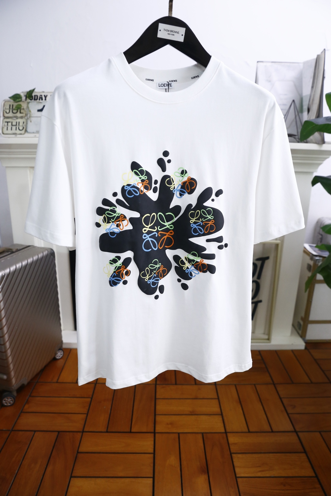 NO:462805,Luo Yiwei. The 2025 summer new product of men's round neck short sleeves, luxury brand LOGO logo on the chest can be appreciated by the upper body!  The overall style is fashionable and trendy, using comfortable and breathable cotton fabric, soft, skin-friendly and breathable, and has a very crisp and crisp drooping feeling. The upper body is fashionable and fashionable colors, a must-have item for trendy men!  Complete three standards!  Counter size M-3XL, shipped the next day!  ,loewe,T-shirt,alexander wang19860909罗意威. 2025夏季新品男士圆领短袖胸前奢华品牌LOGO标识标注上身就能体会这款设计带来的年轻与时尚感！整体时尚而有潮流,采用舒适透气棉面料 柔软亲肤透气 ,又有很好的挺括 垂感 上身时尚潮流色系,潮男必备单品！三标齐全！专柜尺码M-3XL,隔天出货！,,loewe,T-shirt,alexander wang,Men's clothing