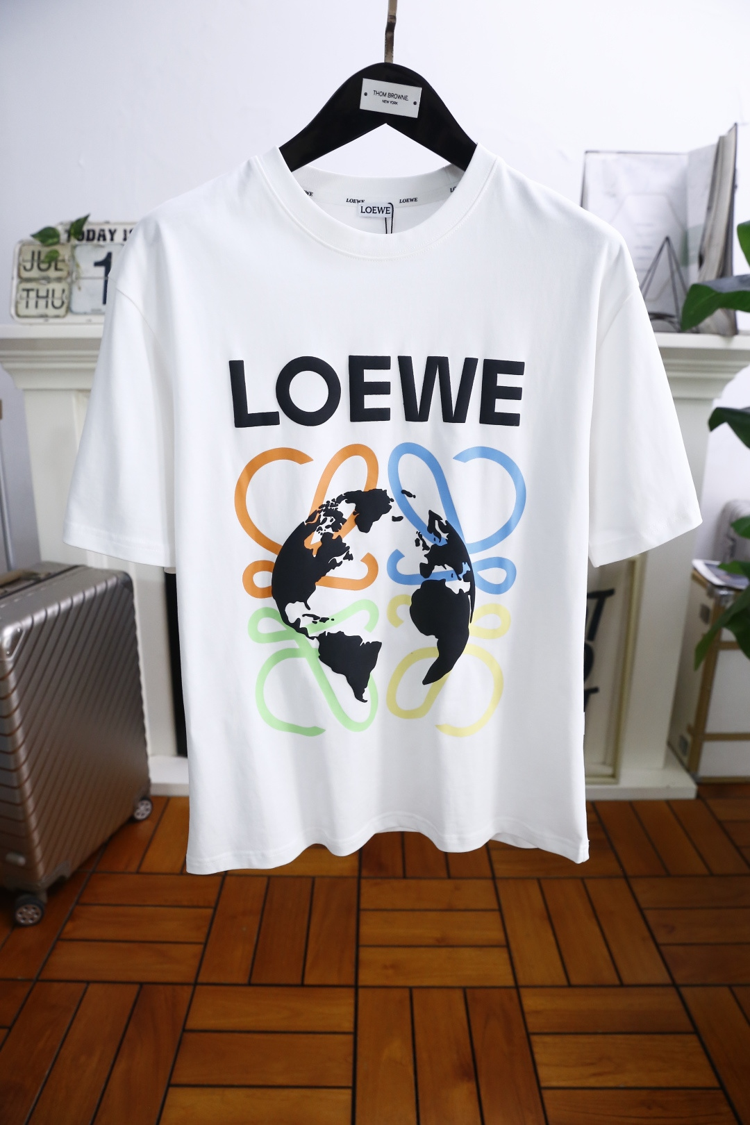 NO:462796,Luo Yiwei. The 2025 summer new product of men's round neck short sleeves, luxury brand letters LOGO logo on the chest, you can appreciate the youthfulness and fashion sense brought by this design!  The overall style is fashionable and trendy, using comfortable and breathable cotton fabric, soft, skin-friendly and breathable, and has a very crisp and crisp drooping feeling. The upper body is fashionable and fashionable colors, a must-have item for trendy men!  Complete three standards!  Counter size M-3XL, shipped the next day!  ,loewe,T-shirt,alexander wang19860909罗意威. 2025夏季新品男士圆领短袖胸前奢华品牌字母LOGO标识标注上身就能体会这款设计带来的年轻与时尚感！整体时尚而有潮流,采用舒适透气棉面料 柔软亲肤透气 ,又有很好的挺括 垂感 上身时尚潮流色系,潮男必备单品！三标齐全！专柜尺码M-3XL,隔天出货！,,loewe,T-shirt,alexander wang,Men's clothing