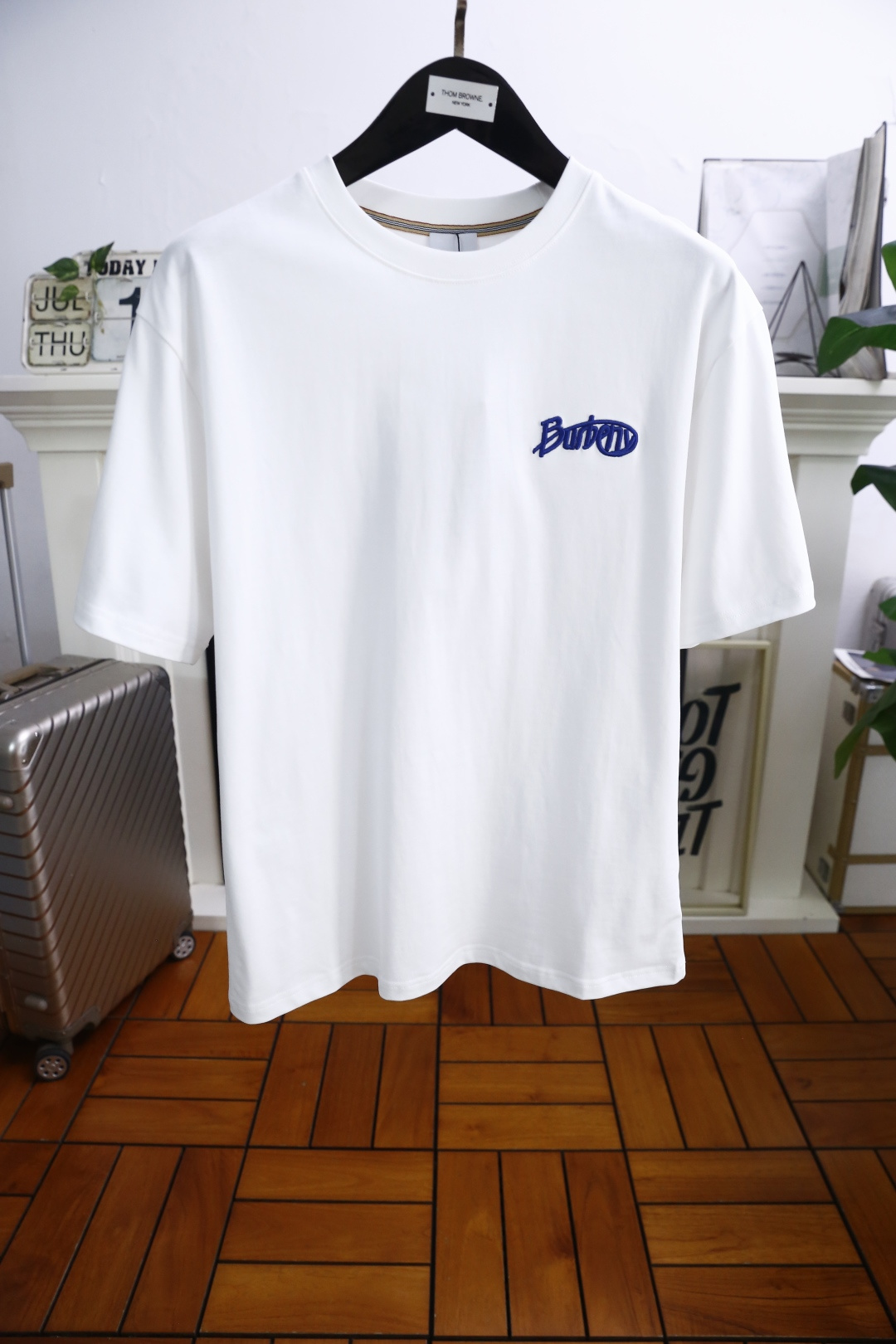 NO:462837,Burberry/Burbe*ry. 25Bur summer new product men's round neck short sleeve classic round neck design!  The blue letters LOGO logo on the chest can be used to appreciate the youthfulness and fashion sense brought by this design!  The overall style is fashionable and trendy, using comfortable and breathable cotton fabric, soft, skin-friendly and breathable, and has a very crisp and drooping feeling. The upper body is fashionable and fashionable, and it is a must-have item in summer!  Complete three standards!  Counter size M-3XL, shipped the next day!  ,burberry,burberry,T-shirt,alexander wang19860909巴宝丽/Burbe*ry. 25Bur夏季新品男士圆领短袖经典圆领设计！胸前品牌蓝色字母LOGO标识标注上身就能体会这款设计带来的年轻与时尚感！整体时尚而有潮流,采用舒适透气棉面料 柔软亲肤透气 ,又有很好的挺括 垂感 上身时尚潮流色系,夏季必备单品！三标齐全！专柜尺码M-3XL,隔天出货！,,burberry,burberry,T-shirt,alexander wang,Men's clothing