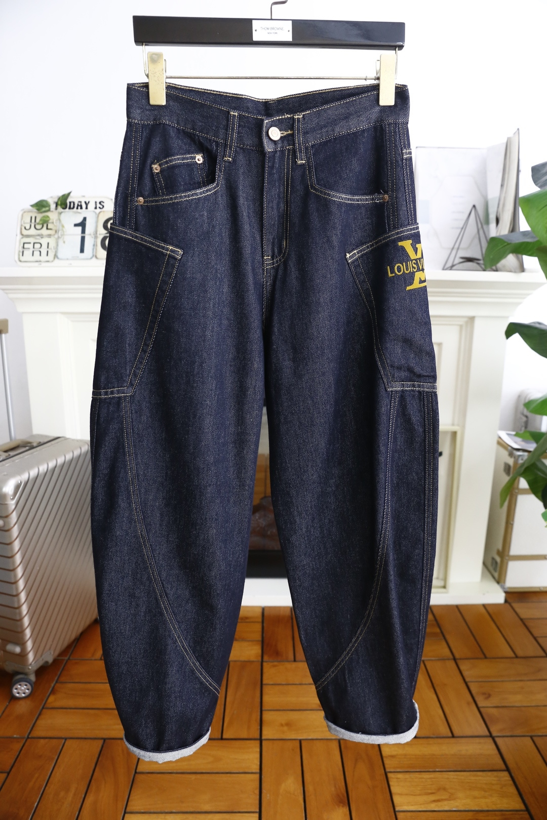 NO:462828,Louis Vuit*/Louis Vuit*on. 25 summer new product original single trendy brand loose jeans luxury classic letter LOGO accessories. Hot-selling models for the counter. They are very comfortable to wear, low-key and luxurious. They are very classy when worn. There is no need to say much about the trouser style and cutting. The upper body is exquisite and vivid, and the top quality is top quality. The selection of real palace-grade denim. High-end top washing denim fabric, excellent quality, and heavy washing makes the pants very soft!  Not picky about people, the upper body is absolutely stylish and extremely luxurious. Counter size 29-38, no 35/37!  Shipping the next day!  ,,louis vuitton,louis vuitton,jeans,alexander wang19860909路易威*/Louis Vuit*on. 25夏季新品原单潮牌宽松牛仔裤奢华经典字母LOGO配饰 专柜热销款 身穿着非常舒适 低调不失奢华 穿出去非常有档次 裤型款式和裁剪亦无需多言 上身精致跃然高档一等一顶级质料 真正殿堂级的牛仔布选用 高档顶级洗水牛仔面料,品质卓然,经过重水洗使得裤子很柔软！不挑人 上身绝对的有型 极度奢华. 专柜尺码 29-38,无35/37！隔天出货！,,louis vuitton,louis vuitton,jeans,alexander wang,Men's clothing