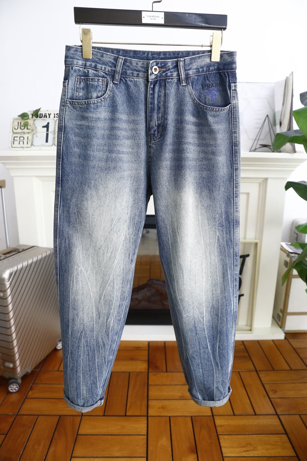 NO:466562,Pula*/Pra*a. New summer products!  Fashionable men's summer thin jeans are made of customer-supplied wash stretch jeans!  The luxury classic brand letter logo highlights the brand characteristics, and fashion trends have therefore become one of the biggest selling points and are extremely cost-effective. There is no confusion or trouble of color conflict. Such a rich high-end jeans are absolutely fashionable, casual and versatile!  A must-have for trendy men!  Counter size 29-38, no 35/37!  Shipping the next day!  ,prada,prada,jeans,alexander wang19860909普拉*/Pra*a. 夏季新品！时尚男士夏季薄款牛仔裤采用客供水洗弹力牛仔裤！奢华经典品牌字母Logo标志彰显品牌特征,时尚潮流因此已成为最大卖点之一而性价比又极高,没有颜色冲突的困惑或困扰,这么一款丰富内练高端牛仔裤,绝对时尚休闲百搭款！潮男必备！专柜尺码29-38,无35/37！隔天出货！,,prada,prada,jeans,alexander wang,Men's clothing