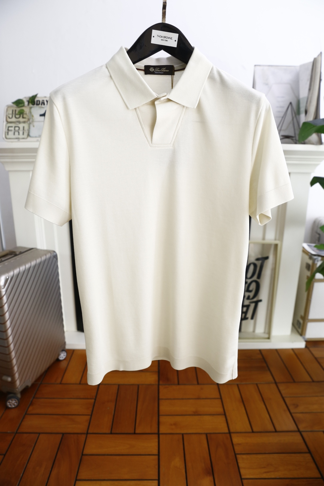 NO:466565,LP. 25 summer new product men's lapel polo shirt with stylish exquisite neckline design!  High-end custom versatile styles that anyone can easily control. Use high-end, comfortable and breathable fabrics!  Luxury classic brand element design, very high-end and must-have if you understand the goods!  The style and tailoring are slim styles, which are very exquisite, showing aura and highlighting the exquisiteness of business men. This is the unique feature, just right slim fit, and the upper body effect is very good!  Counter size M-3XL, shipped the next day!  loro piana alexander wang19860909LP. 25夏季新品男士翻领polo衫时尚精致领口设计！高级定制百搭款式 任何人都可以轻松驾驭 采用高档舒适透气面料！奢华经典品牌元素设计,非常显档次懂货的必须入！版型剪裁属于修身款 非常精致,显气场,又会凸显商务男士的精致,这就是独到之处,恰到好处的修身,上身效果非常赞！专柜尺码M-3XL,隔天出货！,,loro piana,alexander wang,Men's clothing