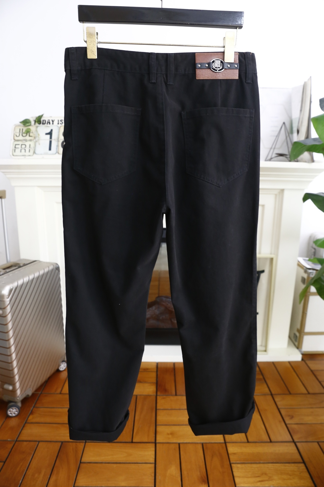 NO:466549,LP. 25 summer new product original single trendy brand loose casual pants luxury classic brand LOGO accessories Hot-selling models for the counter, very comfortable to wear, low-key and luxurious, very classy when worn, no need to say much about the pants style and cutting, the upper body is exquisite and vivid, high-end first-class, top-level material, real palace-level denim selection High-end top-level washing denim fabric, excellent quality, heavy washing makes the pants very soft!  Not picky about people, the upper body is absolutely stylish and extremely luxurious. Counter size 29-38, no 35/37!  Shipping the next day!  loro piana alexander wang19860909LP. 25夏季新品原单潮牌宽松休闲裤奢华经典品牌LOGO配饰 专柜热销款 身穿着非常舒适 低调不失奢华 穿出去非常有档次 裤型款式和裁剪亦无需多言 上身精致跃然高档一等一顶级质料 真正殿堂级的牛仔布选用 高档顶级洗水牛仔面料,品质卓然,经过重水洗使得裤子很柔软！不挑人 上身绝对的有型 极度奢华. 专柜尺码 29-38,无35/37！隔天出货！,,loro piana,alexander wang,Men's clothing