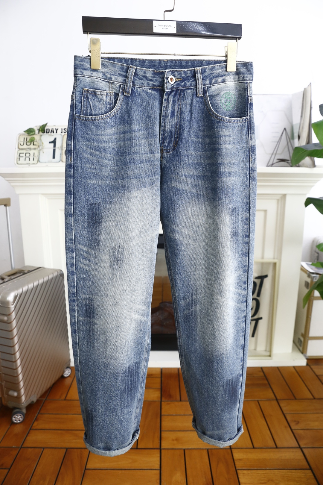 NO:466555,Gucci/Gu*ci. New summer products!  Fashionable men's summer thin jeans are made of customer-supplied wash stretch jeans!  The luxury classic brand letter logo highlights the brand characteristics, and fashion trends have therefore become one of the biggest selling points and are extremely cost-effective. There is no confusion or trouble of color conflict. Such a rich high-end jeans are absolutely fashionable, casual and versatile!  A must-have for trendy men!  Counter size 29-38, no 35/37!  Shipping the next day!  ,gucci,jeans,alexander wang19860909古驰/Gu*ci. 夏季新品！时尚男士夏季薄款牛仔裤采用客供水洗弹力牛仔裤！奢华经典品牌字母Logo标志彰显品牌特征,时尚潮流因此已成为最大卖点之一而性价比又极高,没有颜色冲突的困惑或困扰,这么一款丰富内练高端牛仔裤,绝对时尚休闲百搭款！潮男必备！专柜尺码29-38,无35/37！隔天出货！,,gucci,jeans,alexander wang,Men's clothing