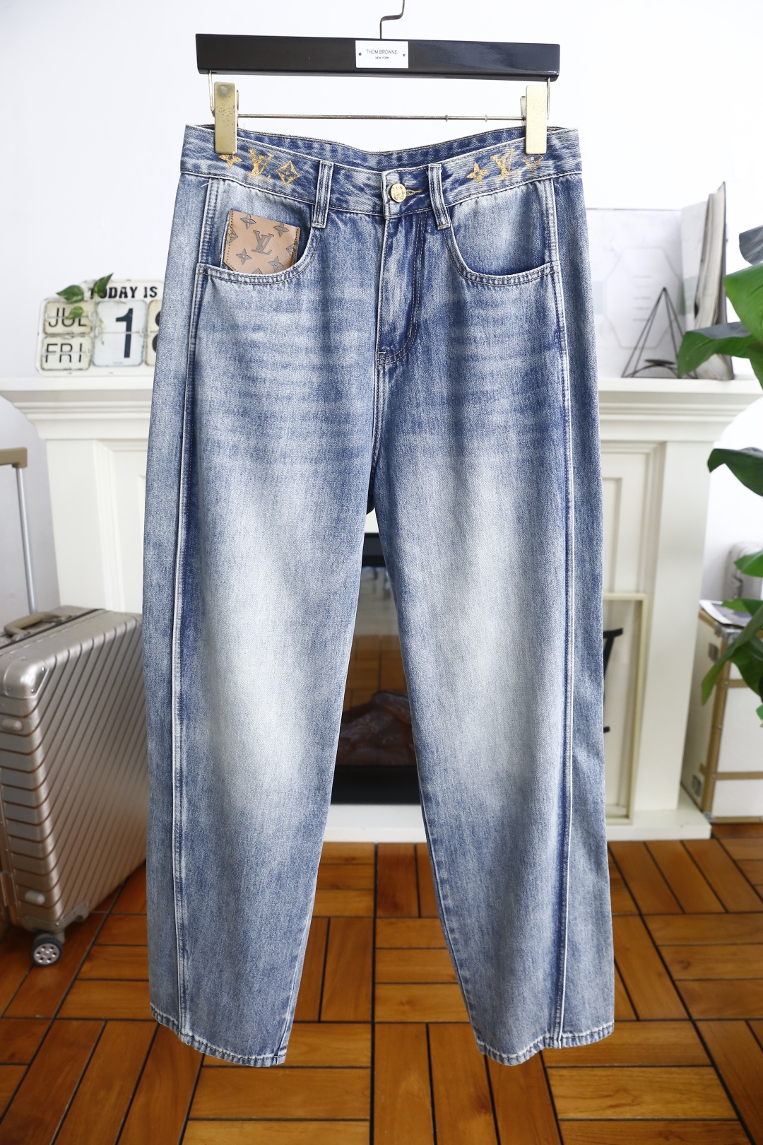 NO:466575,Fendi/Fe*di. New summer classic original single versatile straight jeans! The wash color of the original color is very easy to match. I don’t know what to wear when I go out. It’s right to wear it. It’s produced by thousands of people. Quality control recommendations. Exquisite hardware. Natural and environmentally friendly wash color. Color fixing. Very classic. Luxury brand LOGO embellishment. Low-key and restrained. Picture brand recognition. Combined straight-tube style cut. Imported top-grade wash denim fabric. Comfortable and comfortable. Micro-stretchy. Skin-friendly. Breathable. The upper body is crisp and stylish. Full-quality order. Highly recommended one! Counter size 29-38, no 35/37! Shipping the next day! ,fendi,jeans,alexander wang19860909芬迪/Fe*di. 夏季新款经典原單百搭直筒牛仔裤！原色的洗水色非常好搭配 出门不知道穿什么 穿它准没错,千人的代工出品 品质控推荐 精致的五金 天然环保的水洗原色 固色处理 很经典 奢华品牌LOGO点缀 低调内敛的同时 图片品牌辨识度 合体直筒的版型剪裁 面料进口顶级洗水牛仔布面料上身舒适 微弹力 亲肤 透气 上身挺括有型 全品相订单 强烈推荐的一款！专柜尺码29-38,无35/37！隔天出货！,,fendi,jeans,alexander wang,Men's clothing