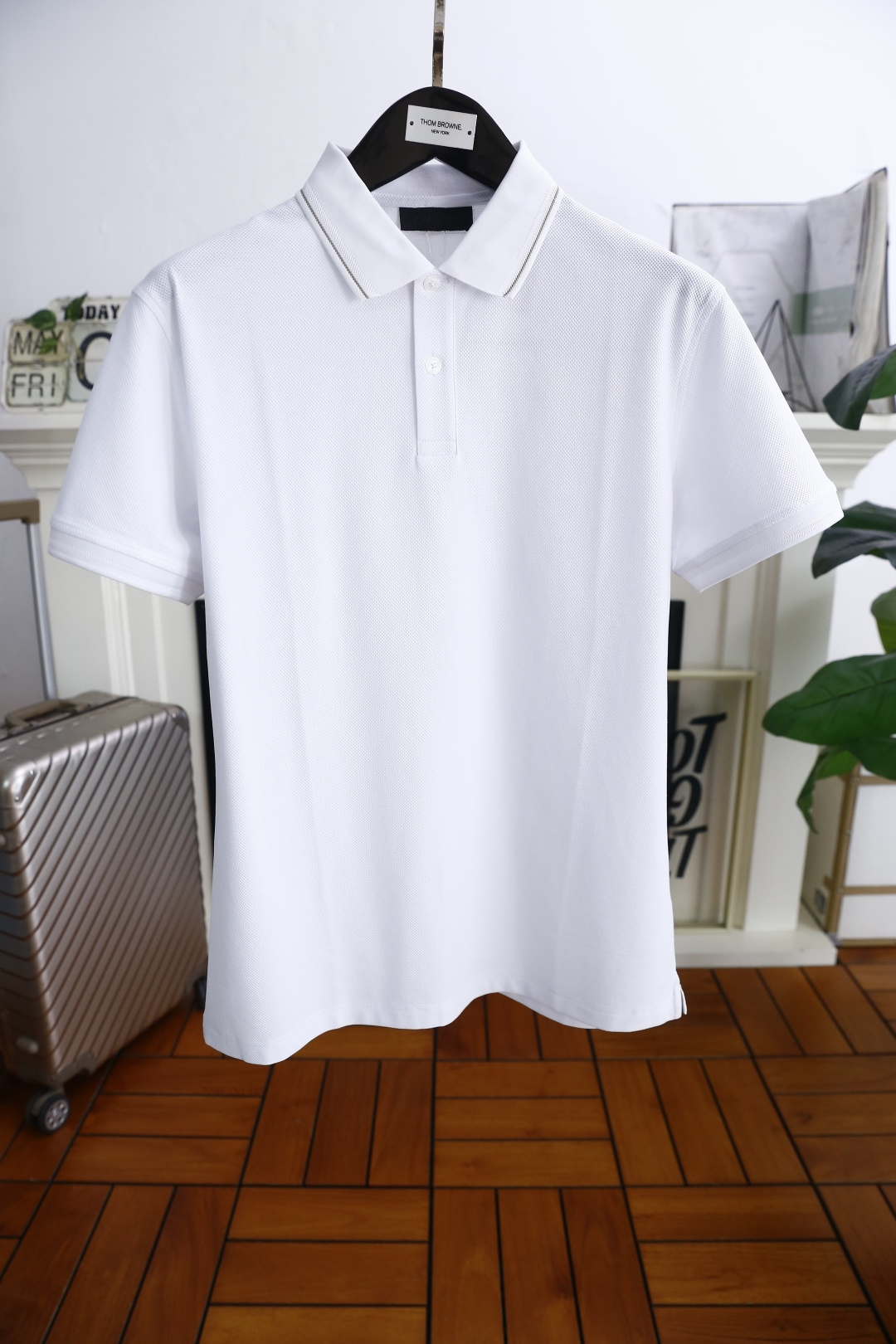 NO:466558,Jeni*/Zeg*a. 25 summer new product men's lapel polo shirt with fashionable exquisite double button neckline design!  High-end custom versatile styles that anyone can easily control. Use high-end 120-pin pineapple pattern fabric!  Luxury classic brand element design, very high-end and must-have if you understand the goods!  The style and tailoring are slim styles, which are very exquisite, showing aura and highlighting the exquisiteness of business men. This is the unique feature, the right slim fit, and the upper body effect is very good!  Counter size M-4XL, shipped the next day!  ,zegna,alexander wang19860909杰尼*/Zeg*a. 25夏季新品男士翻领polo衫时尚精致双扣领口设计！高级定制百搭款式 任何人都可以轻松驾驭 采用高档120支菠萝纹面料！奢华经典品牌元素设计,非常显档次懂货的必须入！版型剪裁属于修身款 非常精致,显气场,又会凸显商务男士的精致,这就是独到之处,恰到好处的修身,上身效果非常赞！专柜尺码M-4XL,隔天出货！,,zegna,alexander wang,Men's clothing