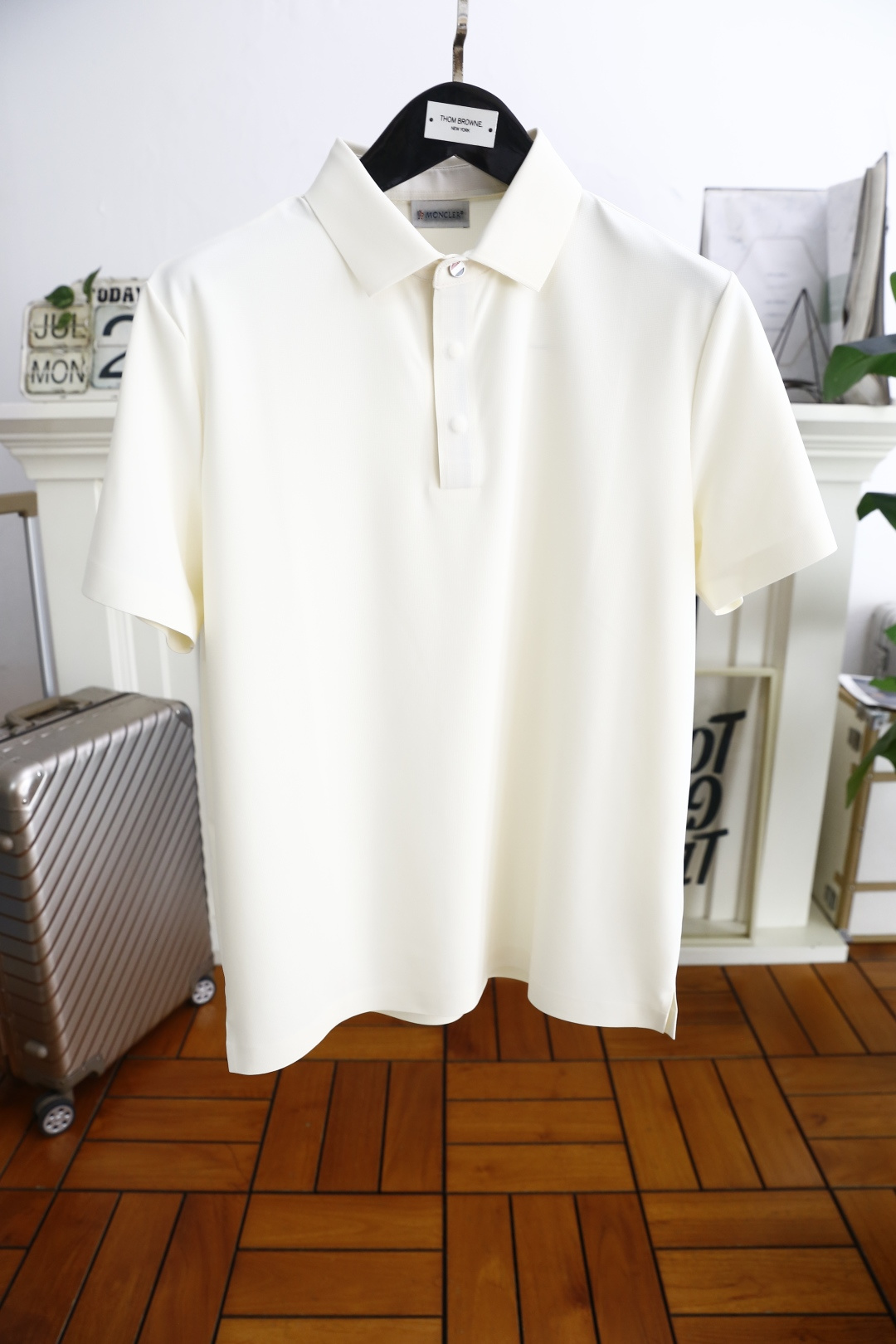 NO:469620,Mon*ler. 25 summer new product men's lapel polo shirt with stylish exquisite three-button neckline design!  High-end custom versatile styles that anyone can easily control. Use high-end, comfortable and breathable cotton fabric!  Luxury classic brand element design, very high-end and must-have if you understand the goods!  The style and tailoring are slim styles, which are very exquisite, showing aura and highlighting the exquisiteness of business men. This is the unique feature, the right slim fit, and the upper body effect is very good!  Counter size M-4XL, shipped the next day!  ,Moncler,alexander wang19860909蒙口/Mon*ler. 25夏季新品男士翻领polo衫时尚精致三扣领口设计！高级定制百搭款式 任何人都可以轻松驾驭 采用高档舒适透气棉面料！奢华经典品牌元素设计,非常显档次懂货的必须入！版型剪裁属于修身款 非常精致,显气场,又会凸显商务男士的精致,这就是独到之处,恰到好处的修身,上身效果非常赞！专柜尺码M-4XL,隔天出货！,,Moncler,alexander wang,Men's clothing