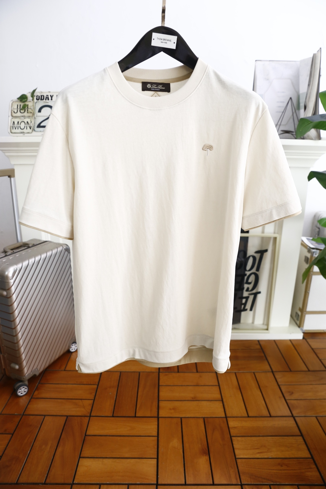 NO:469635,LP. New summer fashion round neck short sleeve high-end custom versatile style!  More practical, anyone can easily control it. It adopts classic comfortable and breathable fabric craftsmanship, luxurious and classic custom logo design, which is very classy and must be entered if you understand the goods!  The style and tailoring are slim styles, which are very exquisite, showing aura and highlighting the exquisiteness of business men. This is the unique feature, the right slim fit, and the upper body effect is very good!  Counter size M-3XL, shipped the next day!  ,loro piana,T-shirt,alexander wang19860909LP. 夏季新品时尚圆领短袖高级定制百搭款式！更有实用感 任何人都可以轻松驾驭 采用经典舒适透气面料工艺 奢华经典定制logo设计,非常显档次懂货的必须入！版型剪裁属于修身款 非常精致,显气场,又会凸显商务男士的精致,这就是独到之处,恰到好处的修身,上身效果非常赞！专柜尺码M-3XL,隔天出货！,,loro piana,T-shirt,alexander wang,Men's clothing