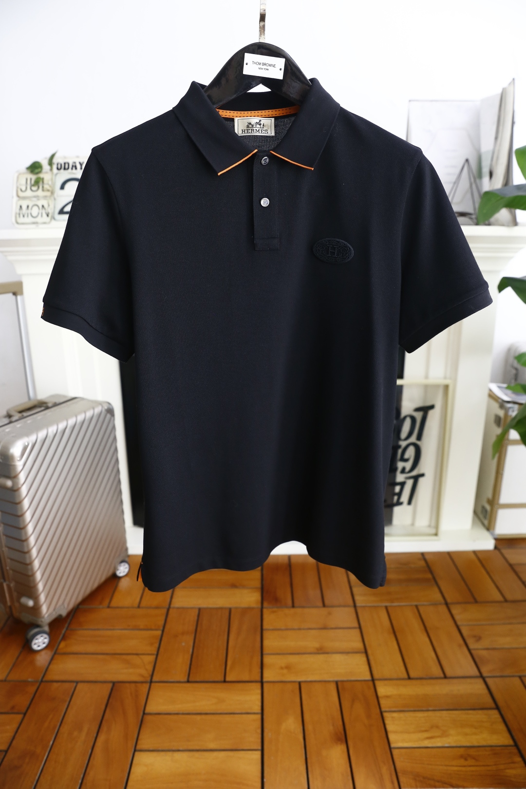 NO:472110,Aima 4/Her*es. 2025 summer new product classic fashion lapel polo short-sleeved fashion item design, more fashionable and comfortable, high-standard customization, very stylish upper body, luxury brand classic LOGO pattern customer-supplied auxiliary materials, customer-supplied imported high-end fine Judy fabric has very delicate texture, exquisite and exquisite detailing and exquisite accessories, all supplied by foreign customers, a very high shaping item, can be matched with any fashion, super good style, a must-have item for trendy men, counter size: M-4XL, shipped the next day!  , hermes, T-shirt,alexander wang19860909爱马4/Her*es. 2025夏季新品经典时尚翻领polo短袖时尚单品设计,更加时尚舒适,高标准定制,上身非常有型,奢华品牌经典LOGO 图案 客供辅料,客供进口高档加细朱迪面料质感非常细腻,细节工艺精湛考究,辅料皆为外商客供,塑造性极高的一款单品,任何时装都可以搭配,版型超级好 潮男必备单品 专柜尺码:M-4XL,隔天出货！,,hermes,T-shirt,alexander wang,Men's clothing