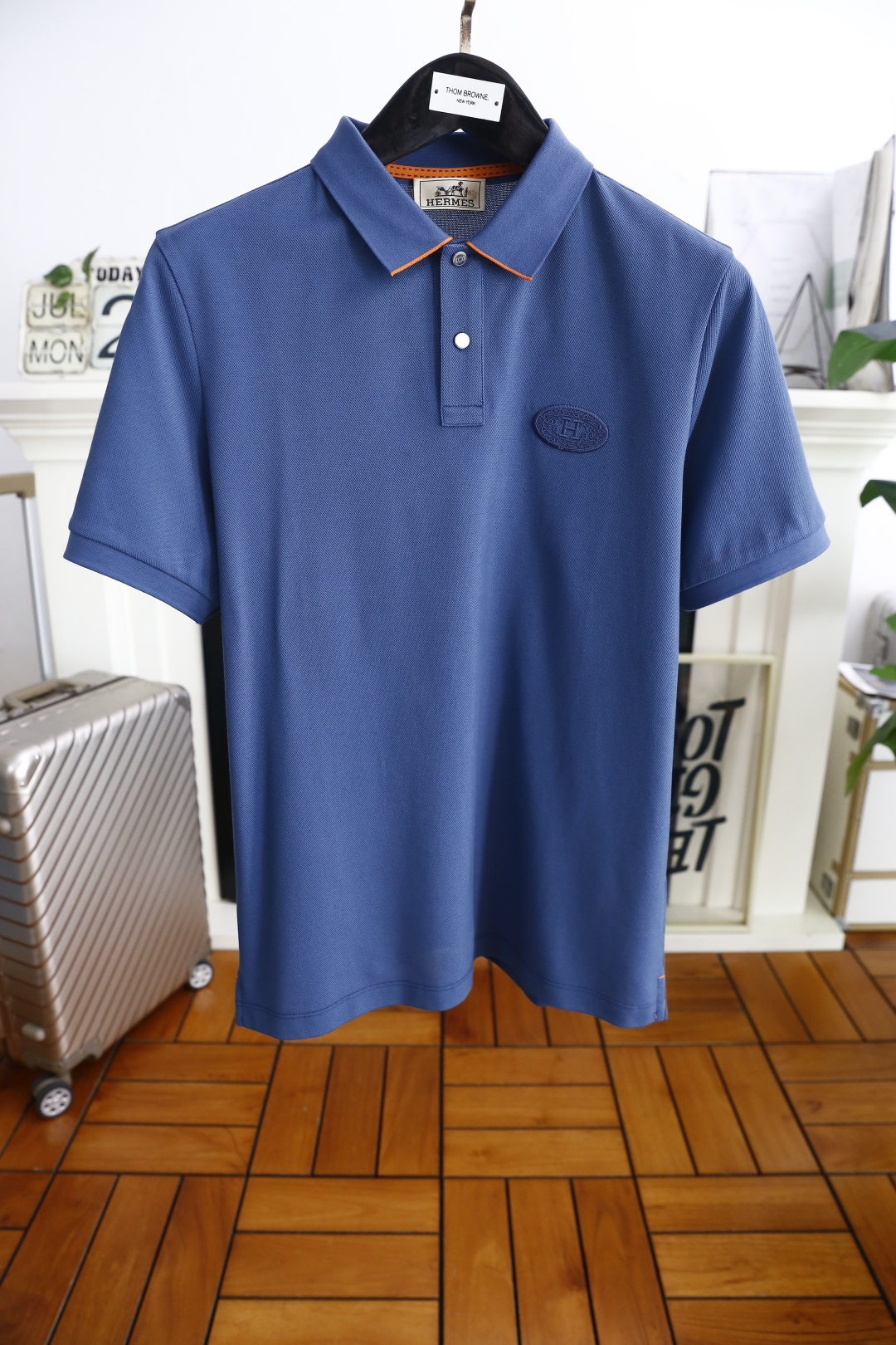 NO:500967,Aima 4/Her*es. New summer products, classic fashion lapel polo short-sleeved fashion item design, more fashionable and comfortable, high-standard customization, very stylish upper body, luxury brand classic LOGO pattern, customer-supplied auxiliary materials, customer-supplied imported high-end fine Judy fabrics have very delicate texture, exquisite details and exquisite craftsmanship, all accessories are provided by foreign merchants, a very high shaping item, can be matched with any fashion, super good style, a must-have item for trendy men, counter size: M-4XL, shipped the next day!  , hermes, T-shirt,alexander wang19860909爱马4/Her*es. 夏季新品经典时尚翻领polo短袖时尚单品设计,更加时尚舒适,高标准定制,上身非常有型,奢华品牌经典LOGO 图案 客供辅料,客供进口高档加细朱迪面料质感非常细腻,细节工艺精湛考究,辅料皆为外商客供,塑造性极高的一款单品,任何时装都可以搭配,版型超级好 潮男必备单品 专柜尺码:M-4XL,隔天出货！,,hermes,T-shirt,alexander wang,Men's clothing