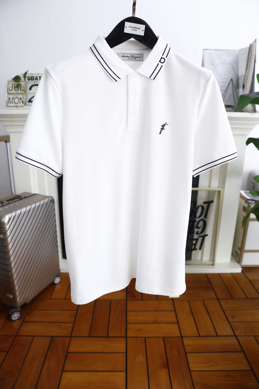 NO:469618,Ferragamo/Ferraga*o. New summer products for men's lapel short-sleeved POLO shirt brand classic custom LOGO design!  Anyone can easily navigate it with comfortable Judy cotton fabric!  It is very high-end and understandable. It must be purchased!  The style and tailoring are slim styles, which are very exquisite, showing aura and highlighting the exquisiteness of business men. This is the unique feature, the right slim fit, and the upper body effect is very good!  Counter size M-4XL, shipped the next day!  , ferragamo, ferragamo, T-shirt, alexander wang19860909菲拉格慕/Ferraga*o. 夏季新品男士翻领短袖POLO衫品牌经典定制LOGO设计！任何人都可以轻松驾驭 采用舒适朱迪棉面料！非常显档次懂货的必须入！版型剪裁属于修身款 非常精致,显气场,又会凸显商务男士的精致,这就是独到之处,恰到好处的修身,上身效果非常赞！专柜尺码M-4XL,隔天出货！,,ferragamo,ferragamo,T-shirt,alexander wang,Men's clothing