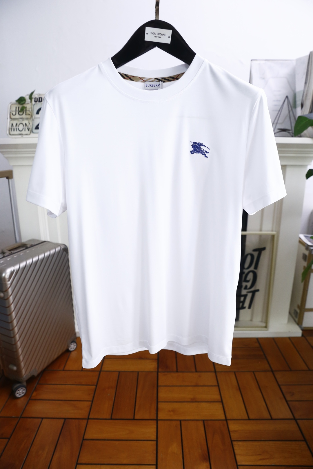 NO:469630,Burberry/Burbe*ry. 25Bur summer new product men's round neck short sleeve classic round neck design!  The blue war horse logo on the chest brand is marked with the upper body and you can experience the youthfulness and fashion sense brought by this design!  The overall style is fashionable and trendy, using comfortable and breathable cotton fabric, soft, skin-friendly and breathable, and has a very crisp and drooping feeling. The upper body is fashionable and fashionable, and it is a must-have item in summer!  Counter size M-3XL, shipped the next day!  ,burberry,burberry,T-shirt,alexander wang19860909巴宝丽/Burbe*ry. 25Bur夏季新品男士圆领短袖经典圆领设计！胸前品牌蓝色战马LOGO标识标注上身就能体会这款设计带来的年轻与时尚感！整体时尚而有潮流,采用舒适透气棉面料 柔软亲肤透气 ,又有很好的挺括 垂感 上身时尚潮流色系,夏季必备单品！专柜尺码M-3XL,隔天出货！,,burberry,burberry,T-shirt,alexander wang,Men's clothing