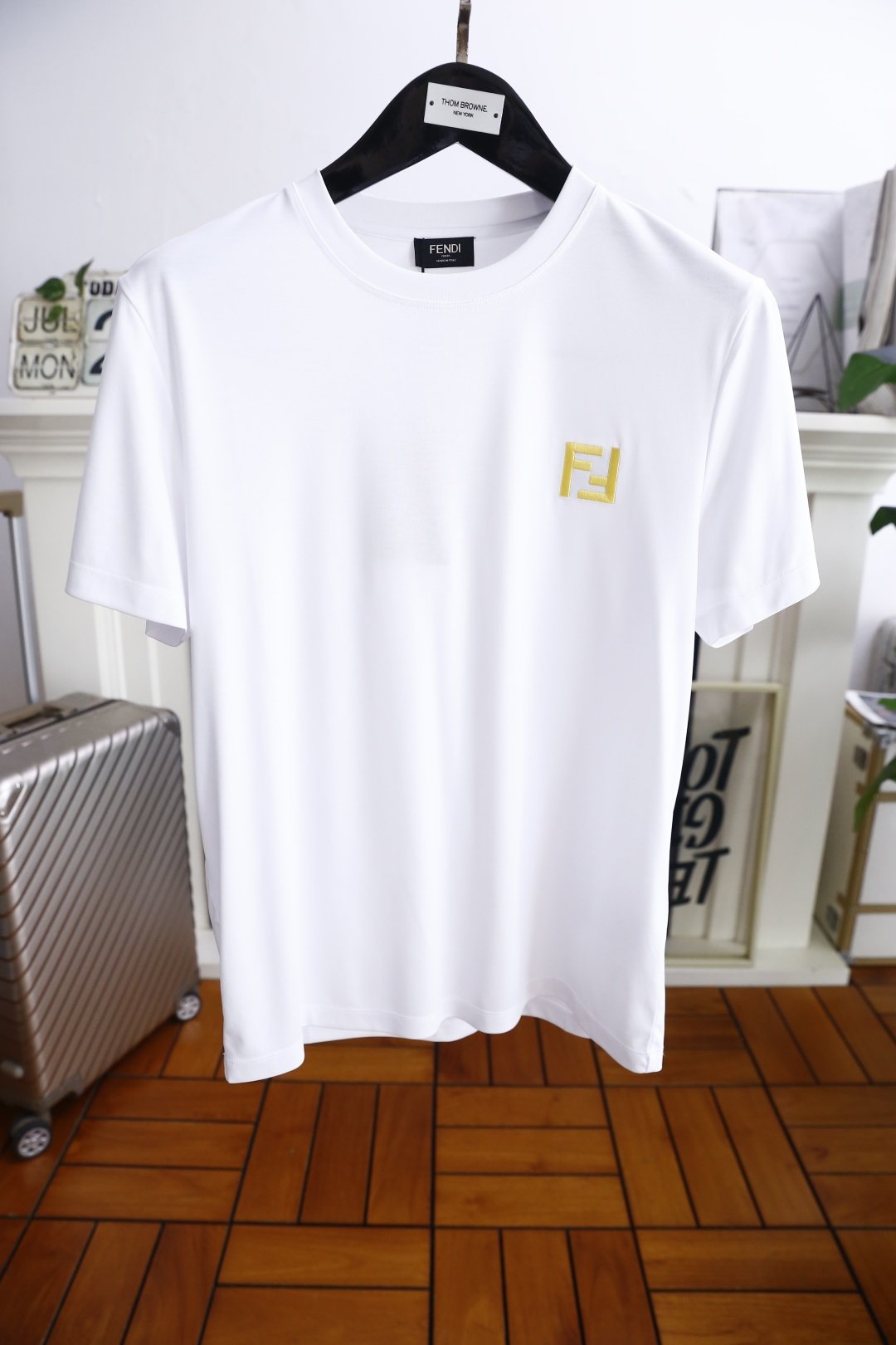 NO:472460,Fendi/Fe*di. 2025 summer new product for men's round neck short sleeves, luxury brand letter LOGO logo on the chest, you can appreciate the youthfulness and fashion sense brought by this design!  The overall style is fashionable and trendy, using comfortable and breathable mercerized cotton fabric, soft, skin-friendly and breathable, and has a very crisp and crisp drooping feeling. The upper body is fashionable and fashionable colors, a must-have item for trendy men!  Counter size M-3XL, shipped the next day!  ,fendi,T-shirt,alexander wang19860909芬迪/Fe*di. 2025夏季新品男士圆领短袖胸前奢华品牌字母LOGO标识标注上身就能体会这款设计带来的年轻与时尚感！整体时尚而有潮流,采用舒适透气丝光棉面料 柔软亲肤透气 ,又有很好的挺括 垂感 上身时尚潮流色系,潮男必备单品！专柜尺码M-3XL,隔天出货！,,fendi,T-shirt,alexander wang,Men's clothing