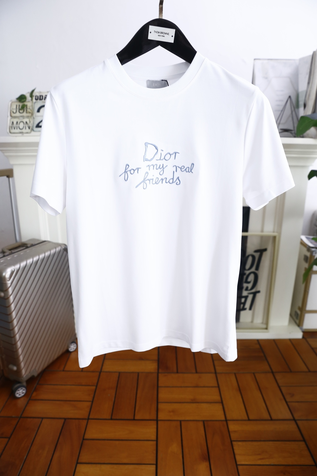 NO:472454,Dior/Christian D*or. 2025 summer new product men's round neck short sleeves on the chest with luxurious brand letters LOGO logo on the upper body, you can experience the youthfulness and fashion sense brought by this design!  The overall style is fashionable and trendy, using comfortable and breathable mercerized cotton fabric, soft, skin-friendly and breathable, and has a very crisp and crisp drooping feeling. The upper body is fashionable and fashionable colors, a must-have item for trendy men!  Counter size M-3XL, shipped the next day!  ,dior,T-shirt,alexander wang19860909迪奥/Christian D*or. 2025夏季新品男士圆领短袖胸前奢华品牌字母LOGO标识标注上身就能体会这款设计带来的年轻与时尚感！整体时尚而有潮流,采用舒适透气丝光棉面料 柔软亲肤透气 ,又有很好的挺括 垂感 上身时尚潮流色系,潮男必备单品！专柜尺码M-3XL,隔天出货！,,dior,T-shirt,alexander wang,Men's clothing