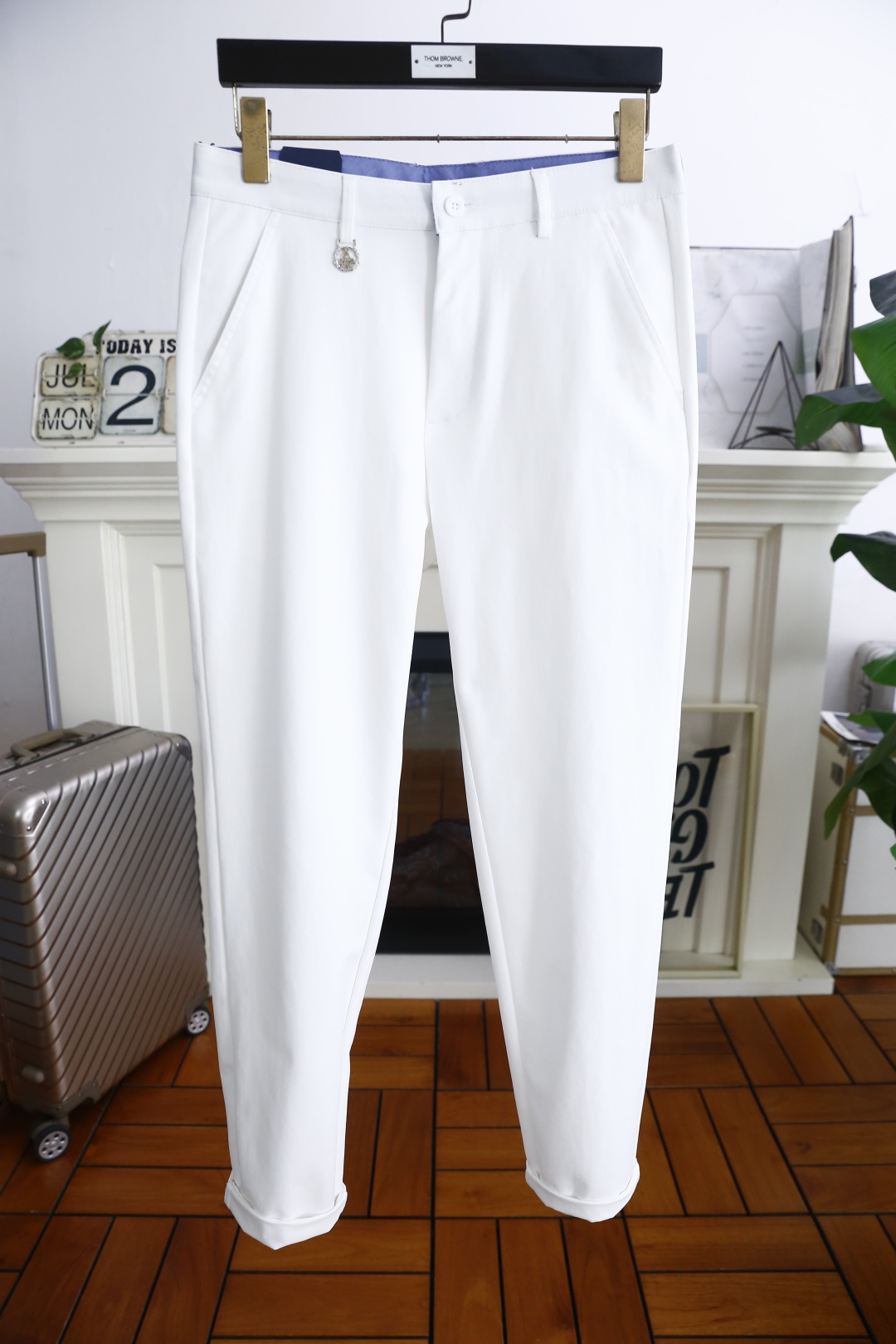 NO:469610,Pula*/Pr*da. New summer fashion casual trousers for men!  It is made of comfortable and breathable fabric, luxurious and classic brand letter LOGO design, and the upper body is casual and comfortable!  No sense of restraint!  The same product for overseas European counters, the upper body is fashionable and sporty, very low-key and luxurious!  The stitching of the turner is delicate and strong!  Perfect three-dimensional tailoring, highly recommend buying the product!  Counter size: 29-38, no 35/37!  Shipping the next day!  ,prada,alexander wang19860909普拉*/Pr*da. 夏季新品时尚男士休闲西裤！采用舒适透气面料,奢华经典品牌字母LOGO设计 上身随意舒服！无束缚感！海外欧洲专柜同品,上身时尚运动显时尚,很低调且不失奢华品味！车工缝线细致而强悍！完美立体剪裁,强烈推荐购入货色！专柜尺码:29-38,无35/37！隔天出货！,,prada,alexander wang,Men's clothing