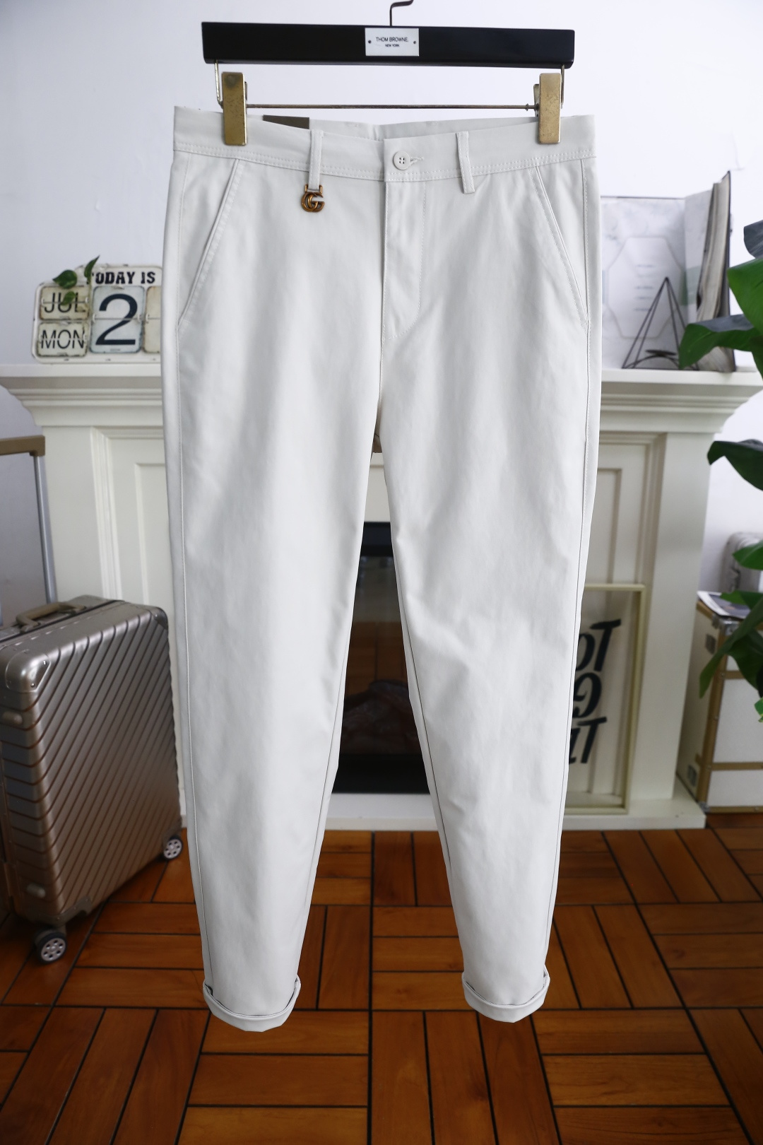 NO:472436,Gucci/Gu*ci. 2025 summer new product fashionable men's casual trousers!  It is made of comfortable and breathable fabric, luxurious and classic brand letter LOGO design, and the upper body is casual and comfortable!  No sense of restraint!  The same product for overseas European counters, the upper body is fashionable and sporty, very low-key and luxurious!  The stitching of the turner is delicate and strong!  Perfect three-dimensional tailoring, highly recommend buying the product!  Counter size: 29-38, no 35/37!  Shipping the next day!  ,gucci,alexander wang19860909古驰/Gu*ci. 2025夏季新品时尚男士休闲西裤！采用舒适透气面料,奢华经典品牌字母LOGO设计 上身随意舒服！无束缚感！海外欧洲专柜同品,上身时尚运动显时尚,很低调且不失奢华品味！车工缝线细致而强悍！完美立体剪裁,强烈推荐购入货色！专柜尺码:29-38,无35/37！隔天出货！,,gucci,alexander wang,Men's clothing