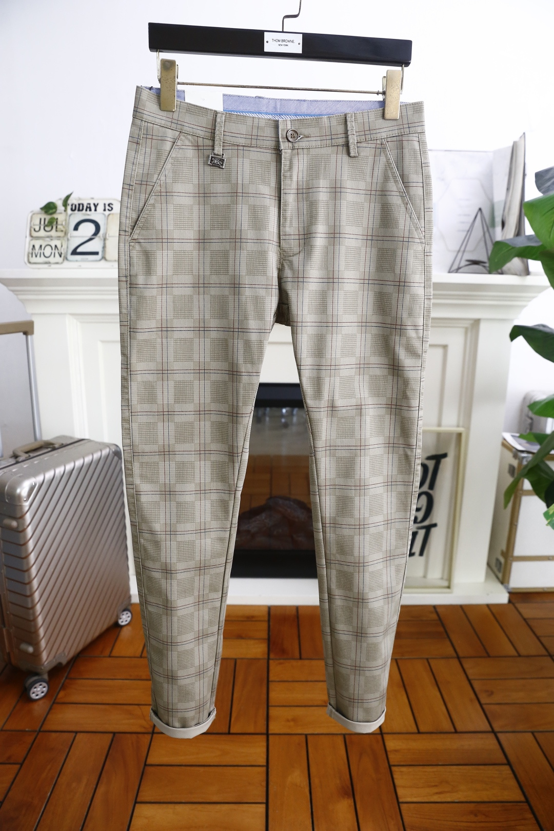 NO:472448,Burb*rry. 2025 summer new product fashionable men's casual checkered trousers!  It is made of comfortable and breathable fabric, luxurious and classic brand letter LOGO design, and the upper body is casual and comfortable!  No sense of restraint!  The same product for overseas European counters, the upper body is fashionable and sporty, very low-key and luxurious!  The stitching of the turner is delicate and strong!  Perfect three-dimensional tailoring, highly recommend buying the product!  Counter size: 29-38, no 35/37!  Shipping the next day!  ,burberry,burberry,alexander wang19860909巴宝丽/Burb*rry. 2025夏季新品时尚男士休闲格纹西裤！采用舒适透气面料,奢华经典品牌字母LOGO设计 上身随意舒服！无束缚感！海外欧洲专柜同品,上身时尚运动显时尚,很低调且不失奢华品味！车工缝线细致而强悍！完美立体剪裁,强烈推荐购入货色！专柜尺码:29-38,无35/37！隔天出货！,,burberry,burberry,alexander wang,Men's clothing