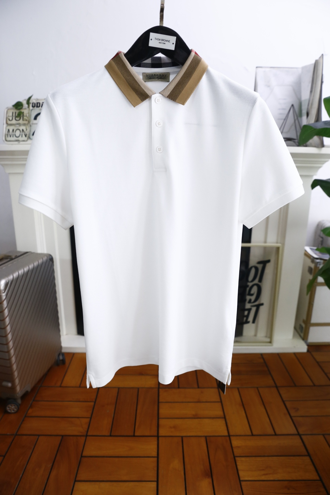 NO:472481,Burb*rry. New products for summer 2025!  The classic fashionable lapel polo short-sleeved fashion item design is more fashionable and comfortable, customized at high standards, and the upper body is very stylish. The collar uses the brand's classic element LOGO pattern. Customer-supplied auxiliary materials, customer-supplied imported comfortable breathable fabric has a very delicate texture, exquisite and exquisite detailing and exquisite accessories. The auxiliary materials are all supplied by foreign customers. It is a very shaping item. Any fashion can be matched with. The style is super good. A must-have item for trendy men!  Counter size: 48-56, shipped the next day!  ,burberry,burberry,T-shirt,alexander wang19860909巴宝丽/Burb*rry. 2025夏季新品！经典时尚翻领polo短袖时尚单品设计,更加时尚舒适,高标准定制,上身非常有型,领子采用品牌经典元素LOGO图案 客供辅料,客供进口舒适透气面料质感非常细腻,细节工艺精湛考究,辅料皆为外商客供,塑造性极高的一款单品,任何时装都可以搭配,版型超级好 潮男必备单品！专柜尺码:48-56,隔天出货！,,burberry,burberry,T-shirt,alexander wang,Men's clothing