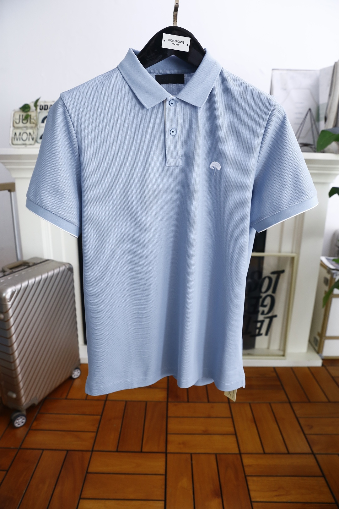 NO:472476,Jeni*/Ze*na. 2025 summer new product classic fashion lapel polo short-sleeved fashion item design, more fashionable and comfortable, high-standard customization, very stylish upper body, imported high-end comfortable breathable fabric with very delicate texture, exquisite details and exquisite craftsmanship, all supplied by foreign customers, a single item with extremely high shaping ability, can be matched with any fashion, super good style, a must-have item for trendy men. Counter size: M-4XL, shipped the next day!  ,zegna,T-shirt,alexander wang19860909杰尼*/Ze*na. 2025夏季新品经典时尚翻领polo短袖时尚单品设计,更加时尚舒适,高标准定制,上身非常有型,客供进口高档舒适透气面料质感非常细腻,细节工艺精湛考究,辅料皆为外商客供,塑造性极高的一款单品,任何时装都可以搭配,版型超级好 潮男必备单品 专柜尺码:M-4XL,隔天出货！,,zegna,T-shirt,alexander wang,Men's clothing