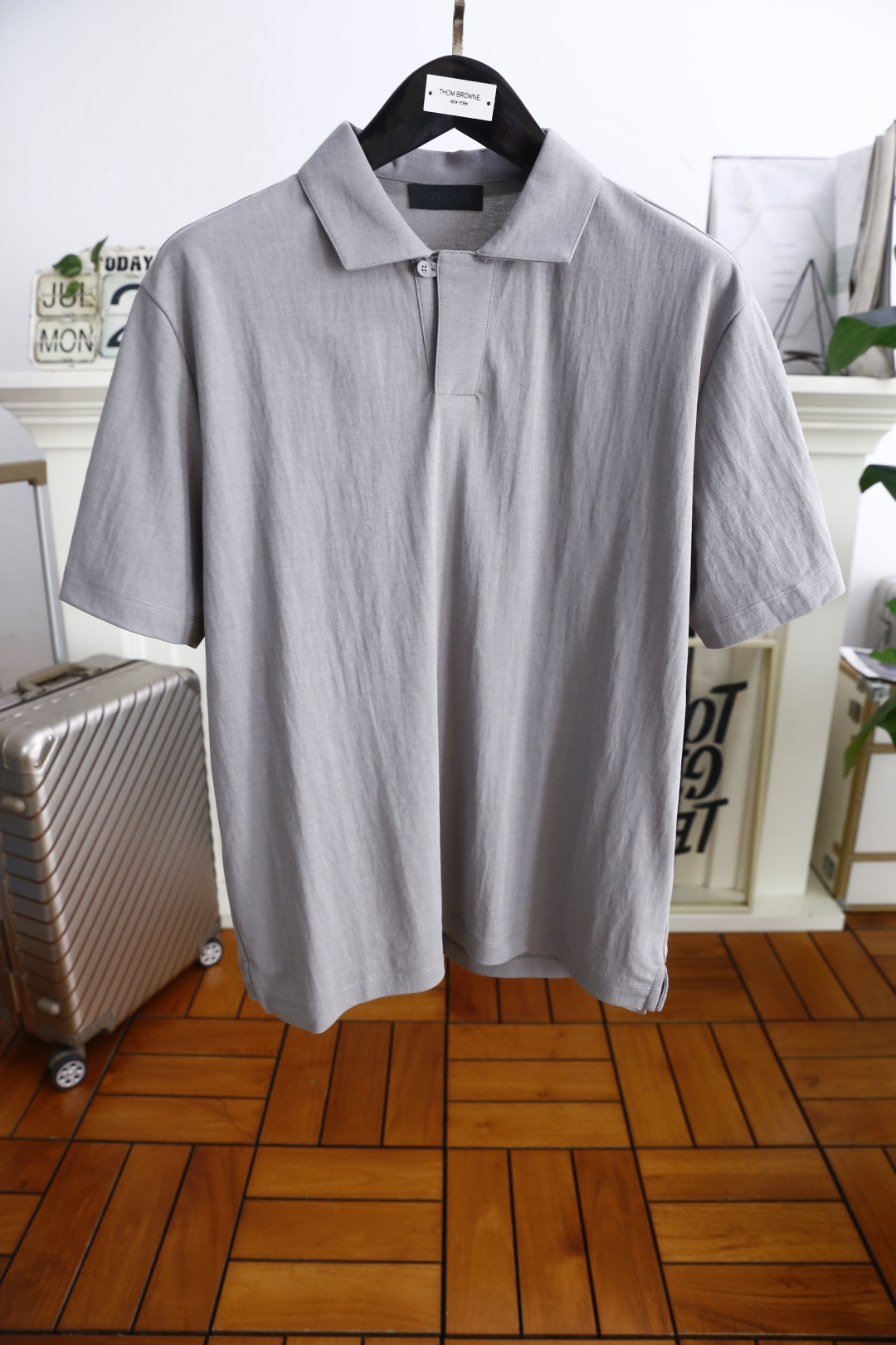 NO:472489,Jeni*/Ze*na. 25 summer new product men's lapel polo shirt fashionable exquisite neckline design!  High-end custom versatile styles that anyone can easily control. Use high-end, comfortable and breathable fabrics!  Luxury classic brand element design, very high-end and must-have if you understand the goods!  The style and tailoring are slim styles, which are very exquisite, showing aura and highlighting the exquisiteness of business men. This is the unique feature, the right slim fit, and the upper body effect is very good!  Counter size M-3XL, shipped the next day!  ,zegna,alexander wang19860909杰尼*/Ze*na. 25夏季新品男士翻领polo衫时尚精致领口设计！高级定制百搭款式 任何人都可以轻松驾驭 采用高档舒适透气面料！奢华经典品牌元素设计,非常显档次懂货的必须入！版型剪裁属于修身款 非常精致,显气场,又会凸显商务男士的精致,这就是独到之处,恰到好处的修身,上身效果非常赞！专柜尺码M-3XL,隔天出货！,,zegna,alexander wang,Men's clothing