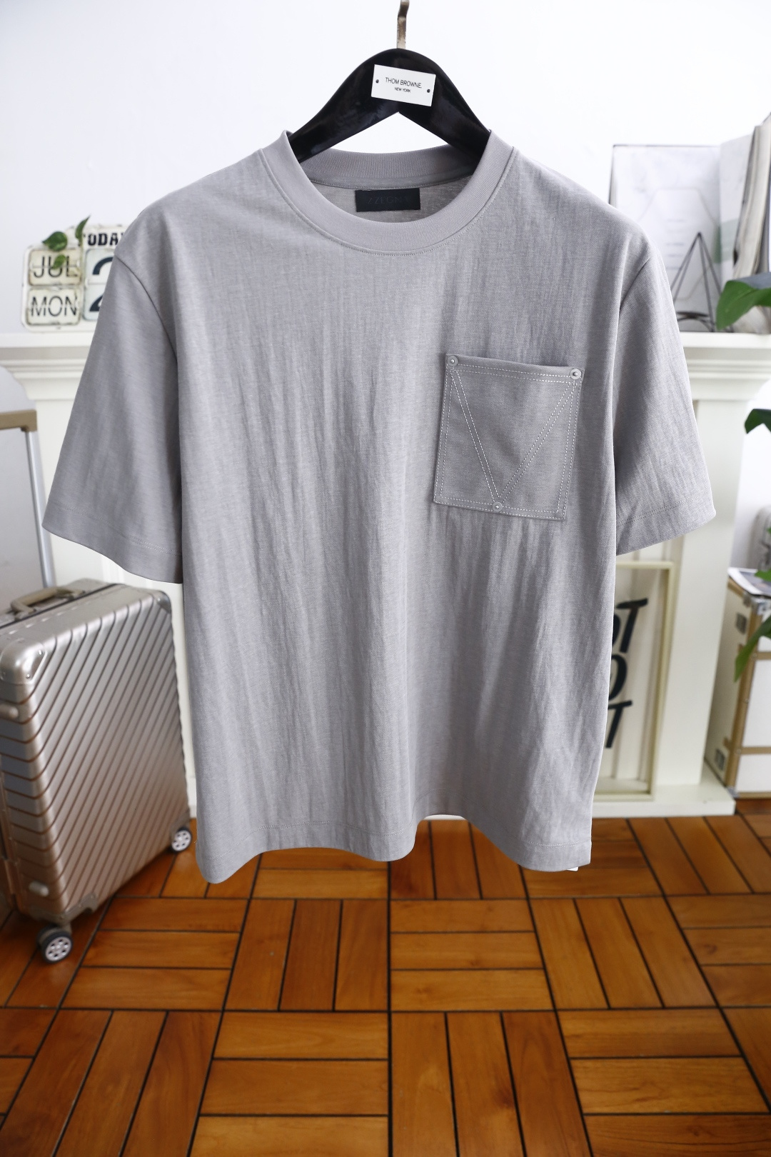 NO:472472,Jeni*/Ze*na. 2025 summer new product fashion men's short-sleeved fashion classic round neck design!  High-end custom versatile styles, classic pockets on the chest can be easily controlled by anyone. It uses top-quality comfortable and breathable fabrics!  It is very high-end and understandable. It must be purchased!  Soft, skin-friendly and breathable, and has a very crisp and drooping feeling. The upper body is fashionable and fashionable, and it is a must-have item for trendy men!  Counter size M-3XL, shipped the next day!  ,zegna,T-shirt,alexander wang19860909杰尼*/Ze*na. 2025夏季新品时尚男士短袖时尚经典圆领设计！高级定制百搭款式,胸前经典口袋搭配任何人都可以轻松驾驭 采用顶级舒适透气面料！非常显档次懂货的必须入！柔软亲肤透气 ,又有很好的挺括 垂感 上身时尚潮流色系,潮男必备单品！专柜尺码M-3XL,隔天出货！,,zegna,T-shirt,alexander wang,Men's clothing