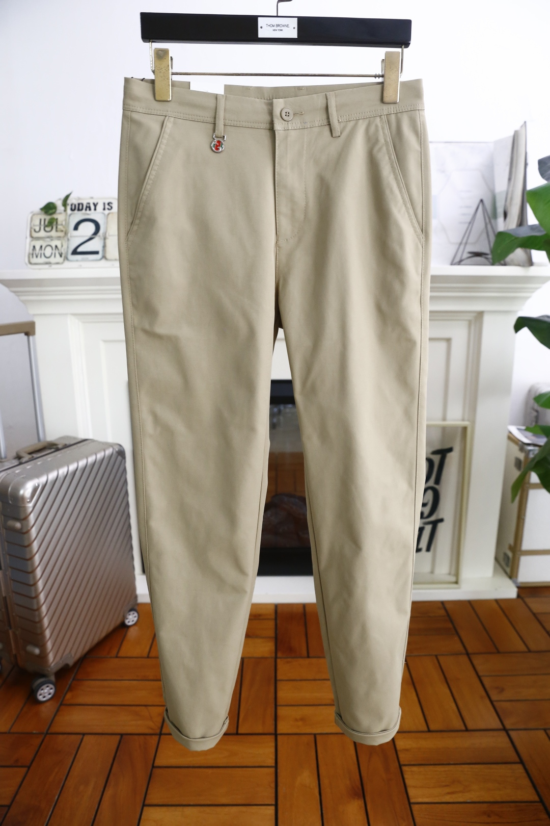NO:472497,Gucci/Gu*ci. 2025 summer new product fashionable men's casual trousers!  It is made of comfortable and breathable fabric, luxurious and classic brand letter LOGO design, and the upper body is casual and comfortable!  No sense of restraint!  The same product for overseas European counters, the upper body is fashionable and sporty, very low-key and luxurious!  The stitching of the turner is delicate and strong!  Perfect three-dimensional tailoring, highly recommend buying the product!  Counter size: 29-38, no 35/37!  Shipping the next day!  ,gucci,alexander wang19860909古驰/Gu*ci. 2025夏季新品时尚男士休闲西裤！采用舒适透气面料,奢华经典品牌字母LOGO设计 上身随意舒服！无束缚感！海外欧洲专柜同品,上身时尚运动显时尚,很低调且不失奢华品味！车工缝线细致而强悍！完美立体剪裁,强烈推荐购入货色！专柜尺码:29-38,无35/37！隔天出货！,,gucci,alexander wang,Men's clothing