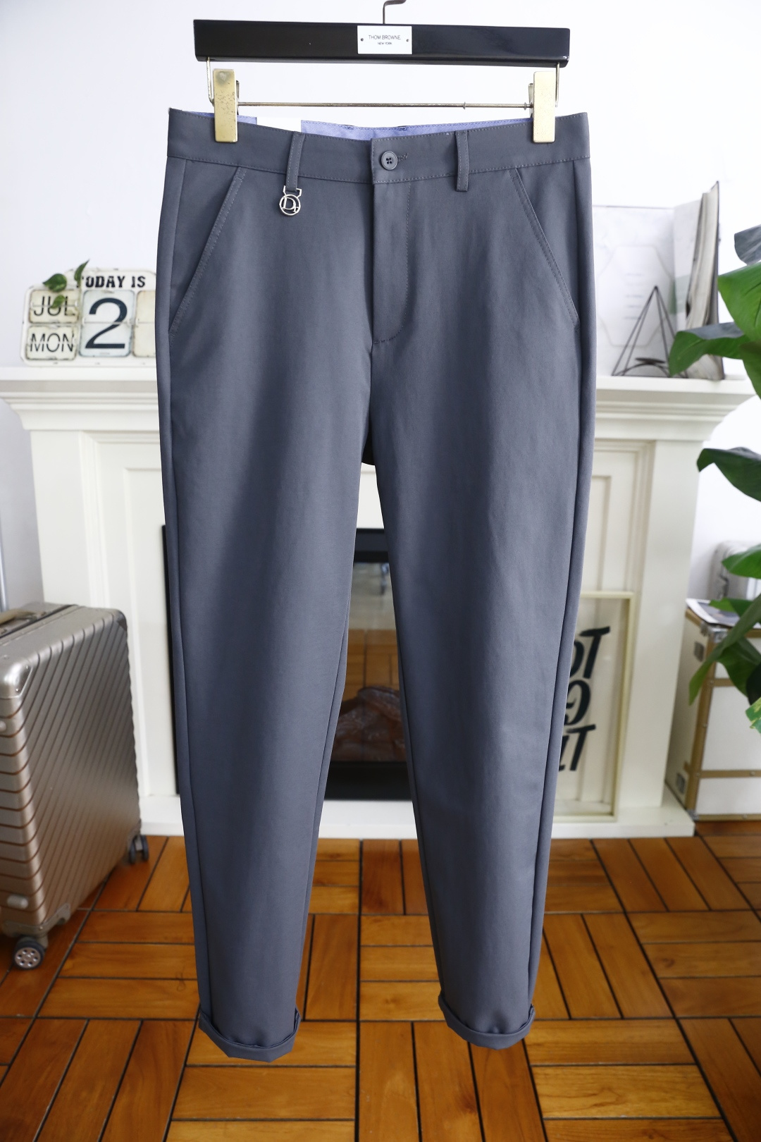 NO:472493,Dior/Christian D*or. 2025 summer fashion new product men's casual trousers!  It is made of comfortable and breathable fabric, luxurious and classic brand letter LOGO design, and the upper body is casual and comfortable!  No sense of restraint!  The same product for overseas European counters, the upper body is fashionable and sporty, very low-key and luxurious!  The stitching of the turner is delicate and strong!  Perfect three-dimensional tailoring, highly recommend buying the product!  Counter size: 29-38, no 35/37!  Shipping the next day!  ,dior,alexander wang19860909迪奥/Christian D*or. 2025夏季时尚新品男士休闲西裤！采用舒适透气面料,奢华经典品牌字母LOGO设计 上身随意舒服！无束缚感！海外欧洲专柜同品,上身时尚运动显时尚,很低调且不失奢华品味！车工缝线细致而强悍！完美立体剪裁,强烈推荐购入货色！专柜尺码:29-38,无35/37！隔天出货！,,dior,alexander wang,Men's clothing