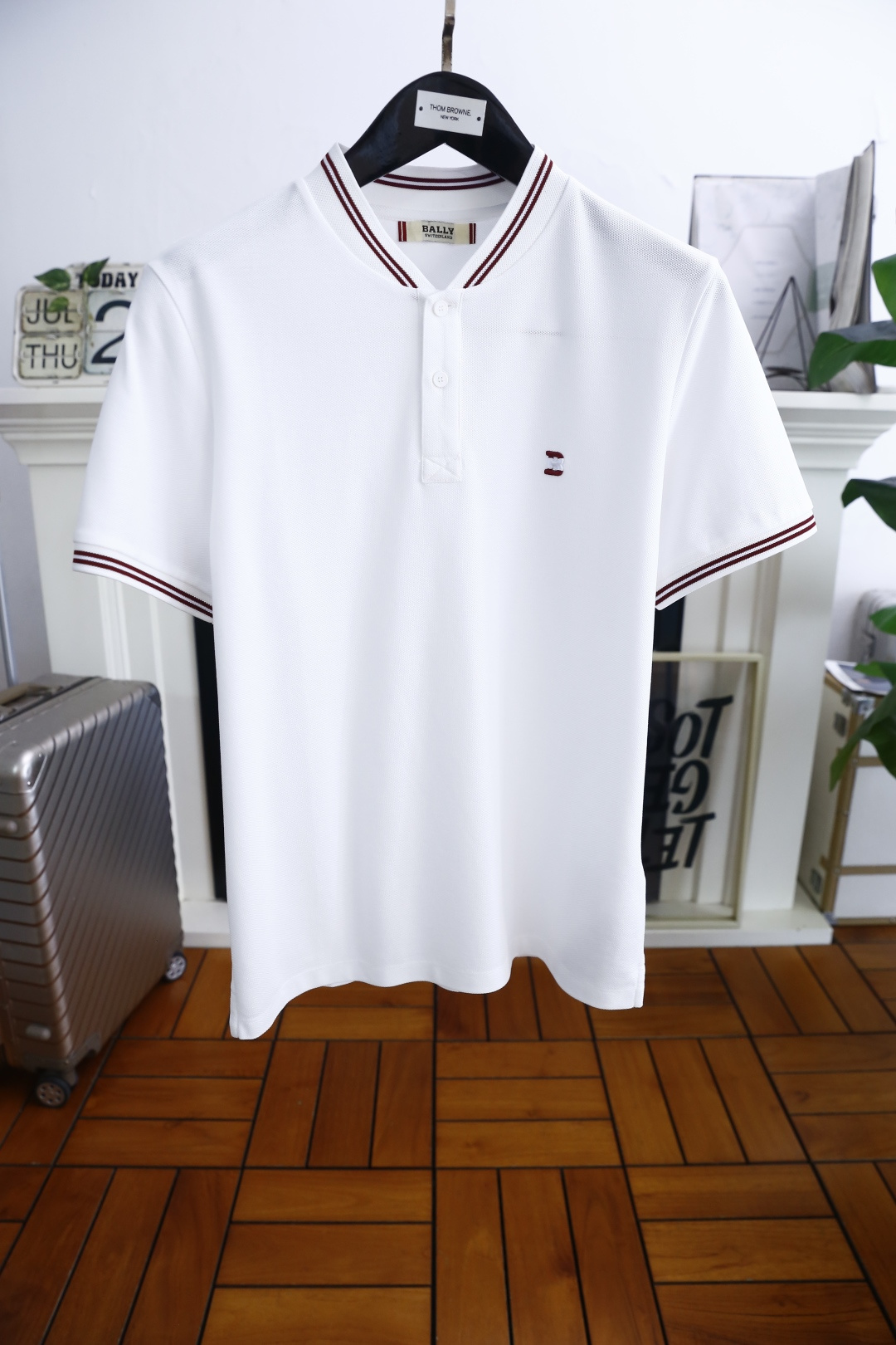 NO:472482,Barry. 2025 summer new men's short-sleeved style!  Exquisite neckline with classic double buckles and classic custom LOGO design on the chest!  High-end customization, fashionable and versatile!  It is made of comfortable and breathable cotton fabric, which feels super soft and delicate, and is comfortable to wear. High-end boutique. The fine OEM factory makes it very good. A must-have item for men!  Size 48-58, shipped the next day!  ,bally,T-shirt,alexander wang19860909巴利. 2025夏季新款男士短袖！精致领口经典双扣搭配胸前经典定制LOGO设计！高端定制 时尚百搭爆款！采用舒适透气棉面料手感超柔软细腻 穿着亲肤舒适 高端精品 代工厂精细做上身非常赞 男士必备单品！尺码48-58,隔天出货！,,bally,T-shirt,alexander wang,Men's clothing