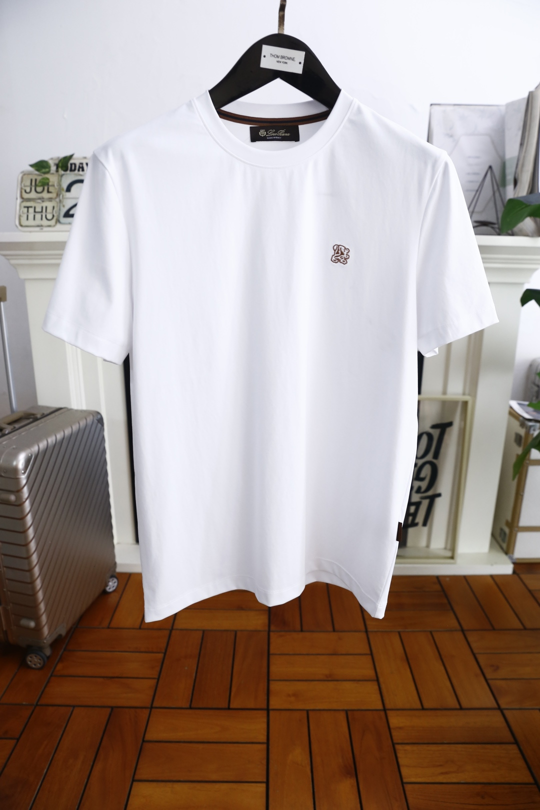 NO:472477,LP. New products for summer 2025!  Fashionable round neck men's short-sleeved T uses classic comfortable and breathable fabric craftsmanship. Luxury and classic custom logo design is very high-end and must-have if you understand the goods!  The style and tailoring are slim styles, which are very exquisite, showing aura and highlighting the exquisiteness of business men. This is the unique feature, just right slim fit, and the upper body effect is very good!  Counter size M-4XL, shipped the next day!  ,loro piana,T-shirt,alexander wang19860909LP. 2025夏季新品！时尚圆领男士短袖T采用经典舒适透气面料工艺 奢华经典定制logo设计,非常显档次懂货的必须入！版型剪裁属于修身款 非常精致,显气场,又会凸显商务男士的精致,这就是独到之处,恰到好处的修身,上身效果非常赞！专柜尺码M-4XL,隔天出货！,,loro piana,T-shirt,alexander wang,Men's clothing