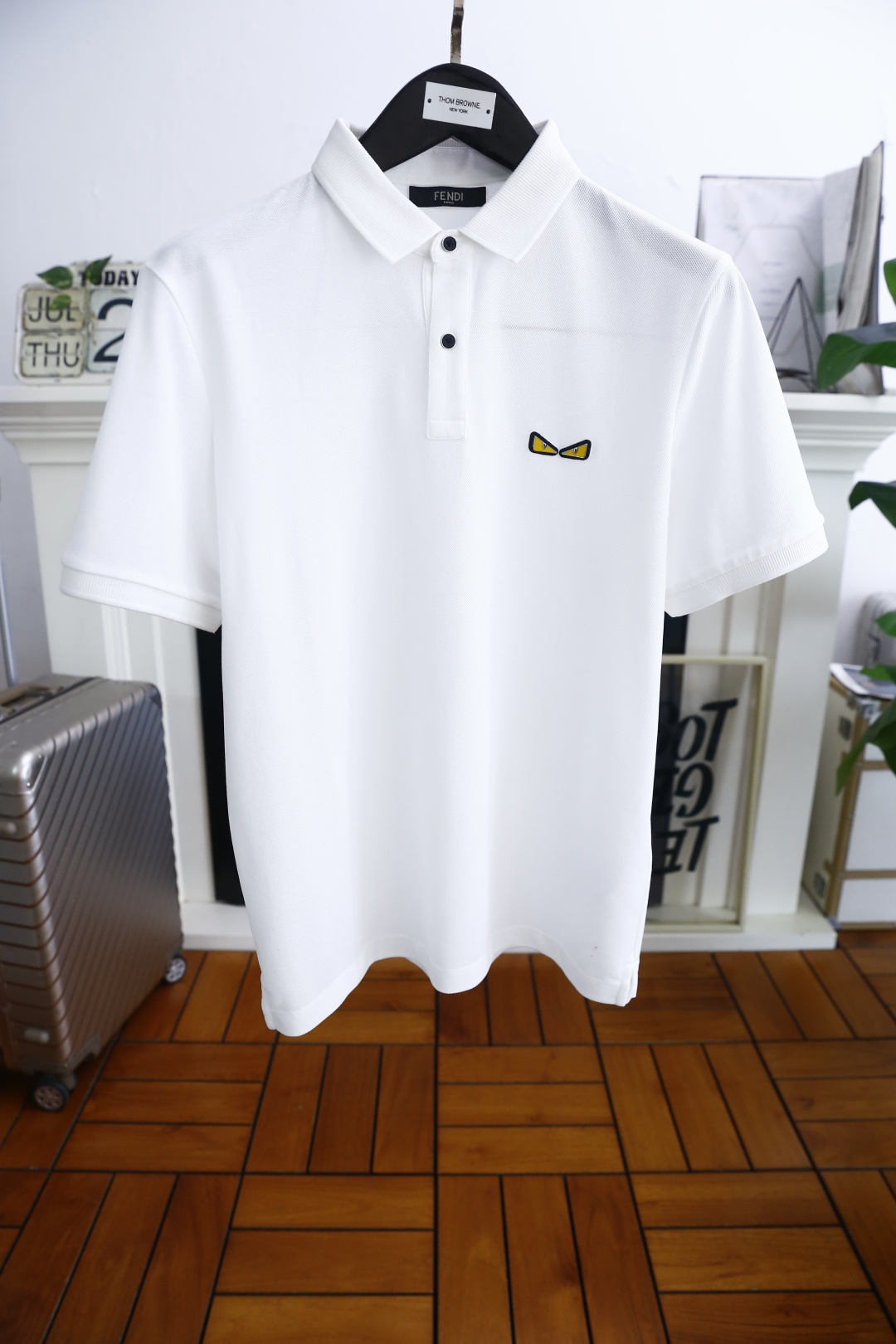 NO:472501,Fendi/Fe*di. 25 summer new men's lapel polo shirt is made of high-end comfortable Judy cotton!  Luxury classic brand customized LOGO design, which is very high-end and must be entered if you understand the goods!  The style and tailoring are slim styles, which are very exquisite, showing aura and highlighting the exquisiteness of business men. This is the unique feature, the right slim fit, and the upper body effect is very good!  Counter size M-3XL, shipped the next day!  ,fendi,alexander wang19860909芬迪/Fe*di. 25夏季新品男士翻领polo衫采用高档舒适朱迪棉面料！奢华经典品牌定制LOGO设计,非常显档次懂货的必须入！版型剪裁属于修身款 非常精致,显气场,又会凸显商务男士的精致,这就是独到之处,恰到好处的修身,上身效果非常赞！专柜尺码M-3XL,隔天出货！,,fendi,alexander wang,Men's clothing