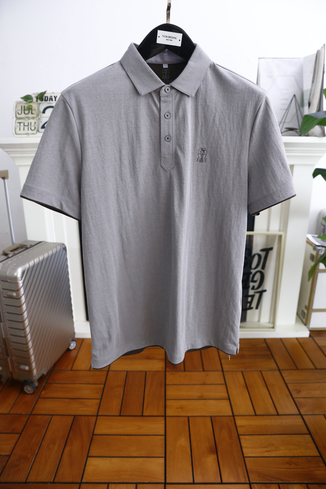 NO:472509,Brunello Cucinelli. 2025 summer new product classic fashion lapel polo short-sleeved fashion item design, more fashionable and comfortable, high-standard customization, very stylish upper body, luxurious classic brand LOGO pattern on the chest, customer-supplied auxiliary materials, imported high-end comfortable breathable fabric with very delicate texture, exquisite and exquisite detailing and exquisite auxiliary materials are all supplied by foreign customers, a very high shaping item, can be matched with any fashion, super good style, a must-have item for trendy men, counter size: M-4XL, shipped the next day!  brunello cucinelli,T-shirt,alexander wang19860909Brunello Cucinelli. 2025夏季新品经典时尚翻领polo短袖时尚单品设计,更加时尚舒适,高标准定制,上身非常有型,胸前奢华经典品牌LOGO图案 客供辅料,客供进口高档舒适透气面料质感非常细腻,细节工艺精湛考究,辅料皆为外商客供,塑造性极高的一款单品,任何时装都可以搭配,版型超级好 潮男必备单品 专柜尺码:M-4XL,隔天出货！,,brunello cucinelli,T-shirt,alexander wang,Men's clothing