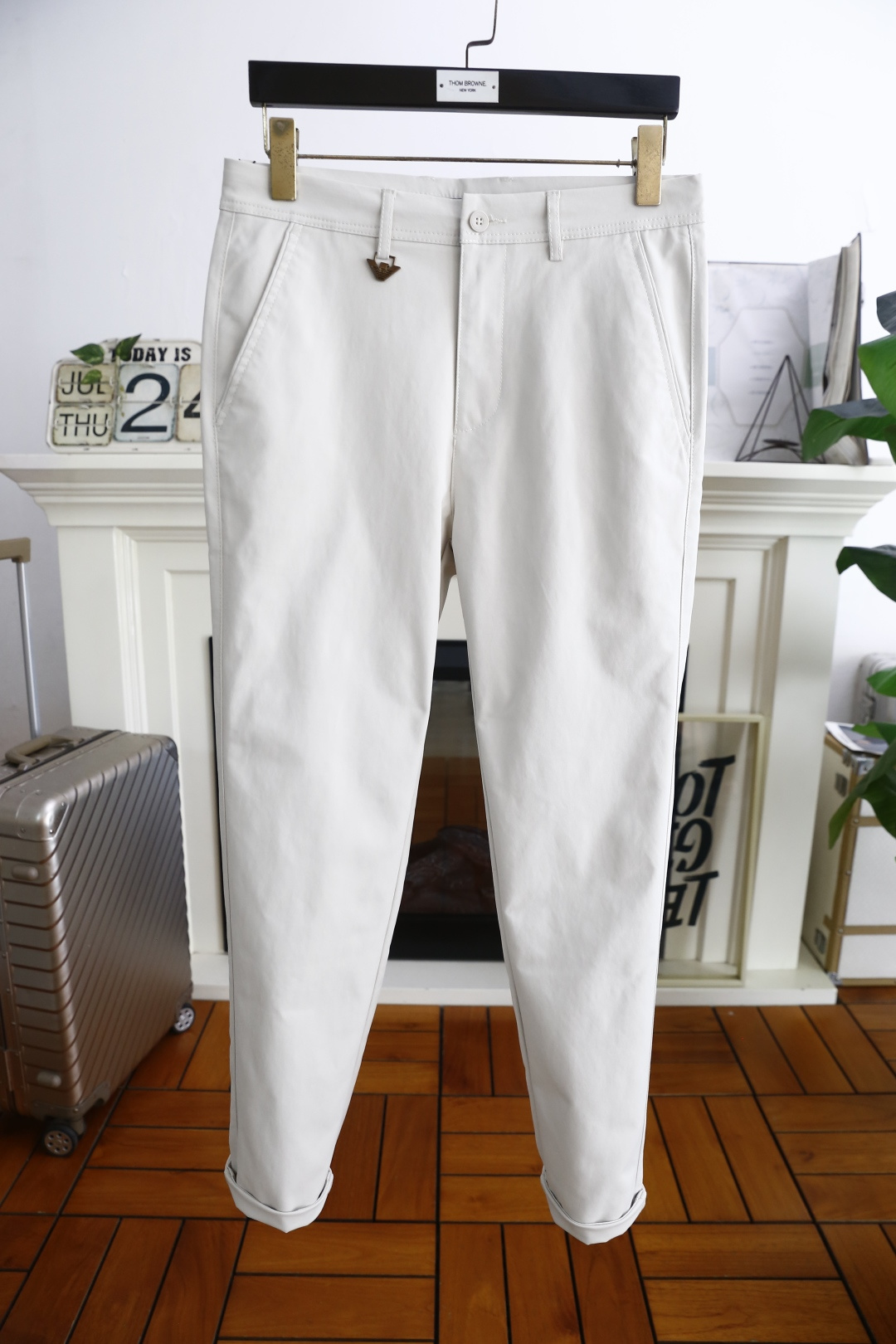 NO:476840,Ama*/Ar*ani. 2025 summer fashion new product men's casual trousers!  It uses comfortable and breathable fabric, luxurious and classic brand Feiying LOGO design, and the upper body is casual and comfortable!  No sense of restraint!  The same product for overseas European counters, the upper body is fashionable and sporty, very low-key and luxurious!  The stitching of the turner is delicate and strong!  Perfect three-dimensional tailoring, highly recommend buying the product!  Counter size: 29-38, no 35/37!  Shipping the next day!  ,alexander wang19860909阿玛*/Ar*ani. 2025夏季时尚新品男士休闲西裤！采用舒适透气面料,奢华经典品牌飞鹰LOGO设计 上身随意舒服！无束缚感！海外欧洲专柜同品,上身时尚运动显时尚,很低调且不失奢华品味！车工缝线细致而强悍！完美立体剪裁,强烈推荐购入货色！专柜尺码:29-38,无35/37！隔天出货！,,alexander wang,Men's clothing
