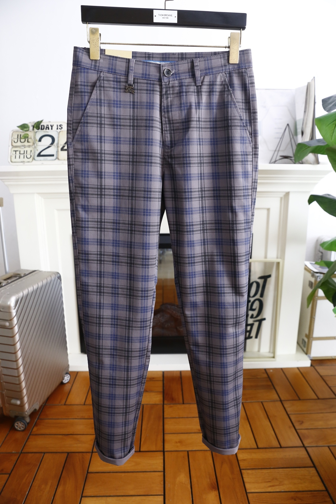NO:476833,Burb*rry. 2025 summer new product fashionable men's casual checkered trousers!  It uses comfortable and breathable fabric, luxurious and classic brand Zhanma LOGO design, and the upper body is casual and comfortable!  No sense of restraint!  The same product for overseas European counters, the upper body is fashionable and sporty, very low-key and luxurious!  The stitching of the turner is delicate and strong!  Perfect three-dimensional tailoring, highly recommend buying the product!  Counter size: 29-38, no 35/37!  Shipping the next day!  ,burberry,burberry,alexander wang19860909巴宝丽/Burb*rry. 2025夏季新品时尚男士休闲格纹西裤！采用舒适透气面料,奢华经典品牌战马LOGO设计 上身随意舒服！无束缚感！海外欧洲专柜同品,上身时尚运动显时尚,很低调且不失奢华品味！车工缝线细致而强悍！完美立体剪裁,强烈推荐购入货色！专柜尺码:29-38,无35/37！隔天出货！,,burberry,burberry,alexander wang,Men's clothing