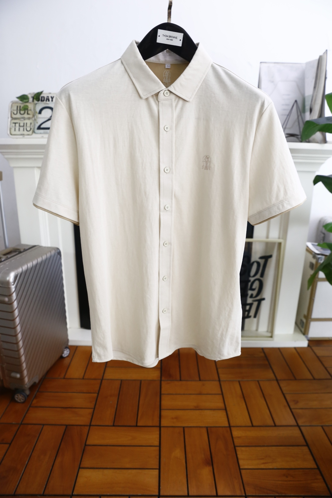 NO:476874,Brunello Cucinelli. 2025 summer new product men's lapel cardigan short-sleeved chest brand logo design!  You can experience the youthfulness and fashion sense brought by this design!  Simple and versatile overall fashionable and trendy, using comfortable and breathable cotton fabric, soft, skin-friendly and breathable, and has a very crisp and crisp drooping feeling. The upper body is fashionable and fashionable, and must-have in summer!  Counter size M-4XL, shipped the next day!  brunello cucinelli,T-shirt,alexander wang19860909Brunello Cucinelli. 2025夏季新品男士翻领开衫短袖胸前品牌LOGO设计！上身就能体会这款设计带来的年轻与时尚感！简约百搭整体时尚而有潮流,采用舒适透气棉面料 柔软亲肤透气 ,又有很好的挺括 垂感 上身时尚潮流色系,夏季必备单品！专柜尺码M-4XL,隔天出货！,,brunello cucinelli,T-shirt,alexander wang,Men's clothing