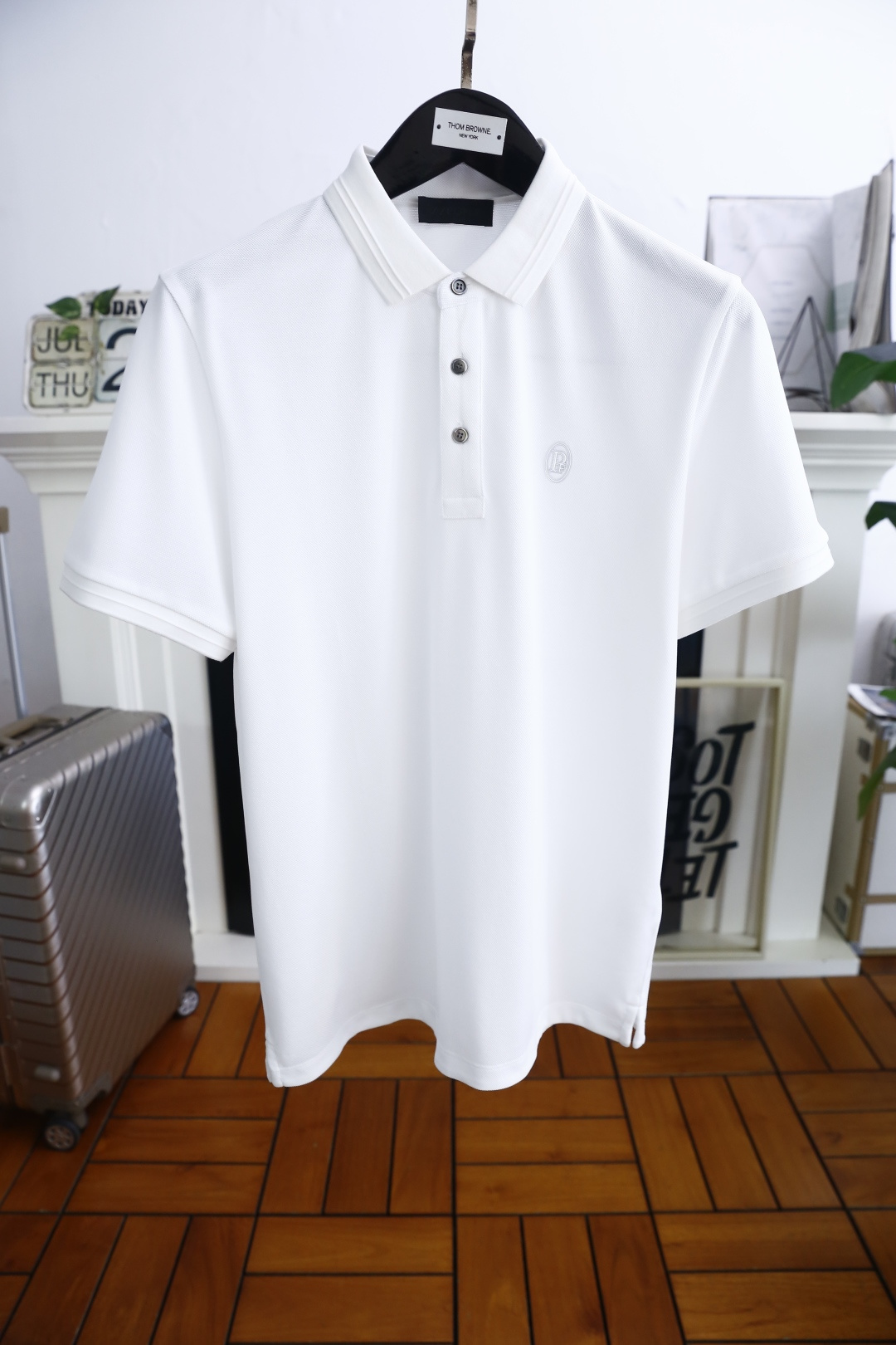 NO:476862,Pula*. 2025 summer new product classic fashion lapel polo short-sleeved fashion item design, more fashionable and comfortable, high-standard customization, very stylish upper body, luxurious custom LOGO pattern on the chest, customer-supplied auxiliary materials, imported high-end fine Judy fabrics have very delicate texture, exquisite and exquisite detailing and exquisite accessories, all supplied by foreign merchants, a very high shaping item, can be matched with any fashion, super good style, a must-have item for trendy men, counter size: M-4XL, shipped the next day!  ,,prada,T-shirt,alexander wang19860909普拉*. 2025夏季新品经典时尚翻领polo短袖时尚单品设计,更加时尚舒适,高标准定制,上身非常有型,胸前奢华定制LOGO 图案 客供辅料,客供进口高档加细朱迪面料质感非常细腻,细节工艺精湛考究,辅料皆为外商客供,塑造性极高的一款单品,任何时装都可以搭配,版型超级好 潮男必备单品 专柜尺码:M-4XL,隔天出货！,,prada,T-shirt,alexander wang,Men's clothing