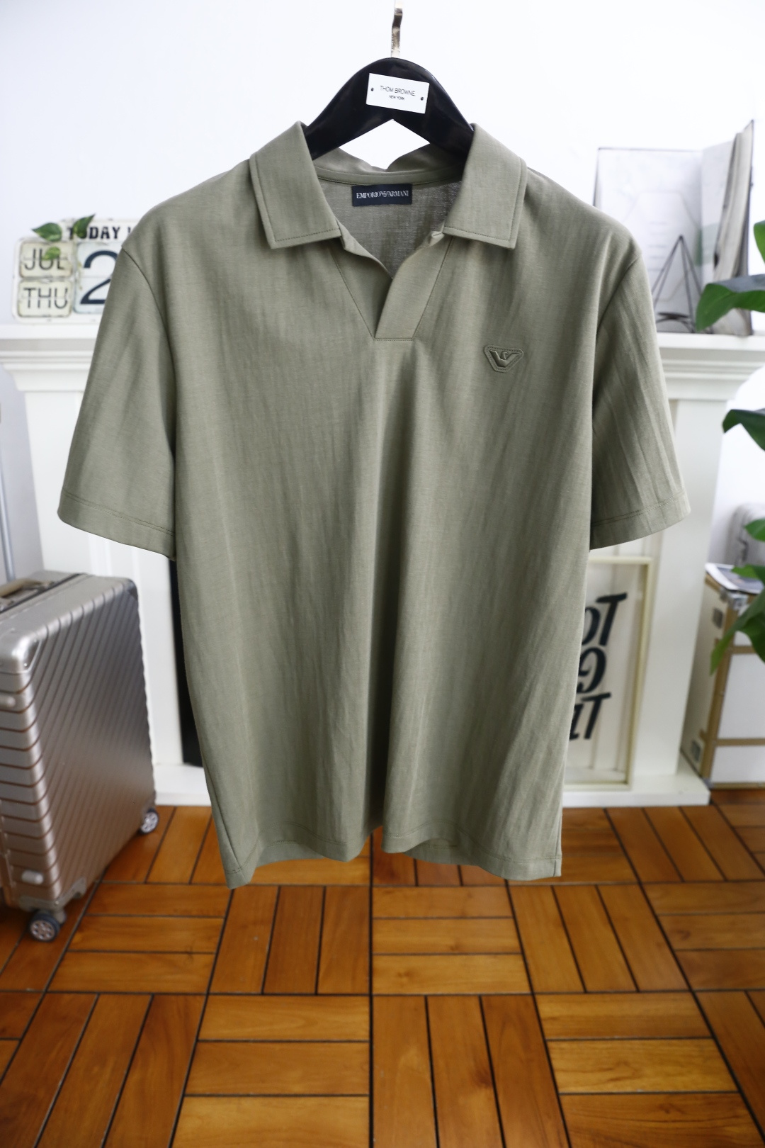 NO:476868,Ama*/Ar*ani. 25 summer new product men's lapel polo shirt with fashionable exquisite neckline design!  The chest brand Feiying LOGO matching!  Anyone can easily control it with high-end, comfortable and breathable fabric!  It is very high-end and understandable. It must be purchased!  The style and tailoring are slim styles, which are very exquisite, showing aura and highlighting the exquisiteness of business men. This is the unique feature, the right slim fit, and the upper body effect is very good!  Counter size M-3XL, shipped the next day!  ,alexander wang19860909阿玛*/Ar*ani. 25夏季新品男士翻领polo衫时尚精致领口设计！胸前品牌飞鹰LOGO搭配！任何人都可以轻松驾驭 采用高档舒适透气面料！非常显档次懂货的必须入！版型剪裁属于修身款 非常精致,显气场,又会凸显商务男士的精致,这就是独到之处,恰到好处的修身,上身效果非常赞！专柜尺码M-3XL,隔天出货！,,alexander wang,Men's clothing